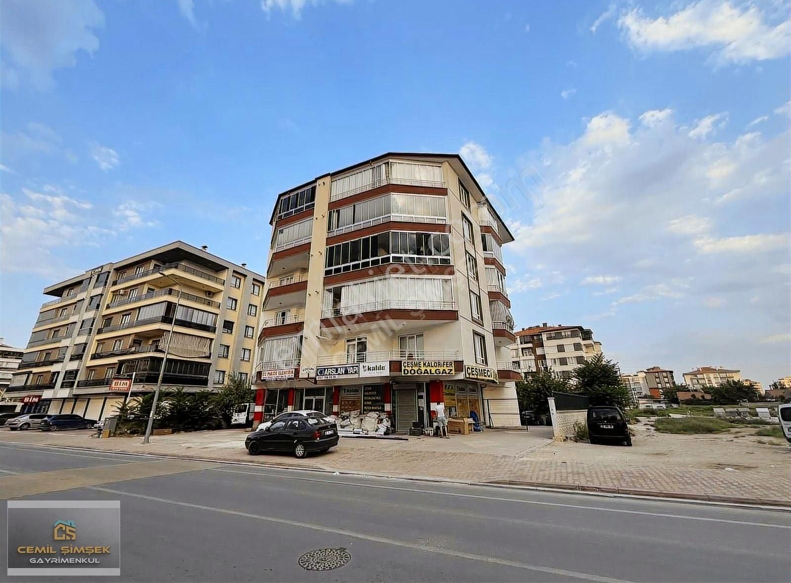 Cemil Şimşek'ten Keçeciler Caddesi Üstü 3+1 Geniş Bakımlı Daire