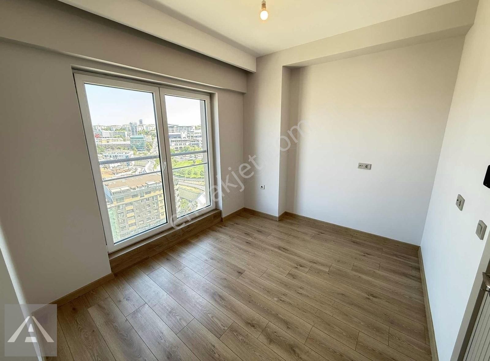 Nidaparkta 13. Katta Deniz Manzaralı Geniş Balkonlu Boş 2+1 - Görsel 27