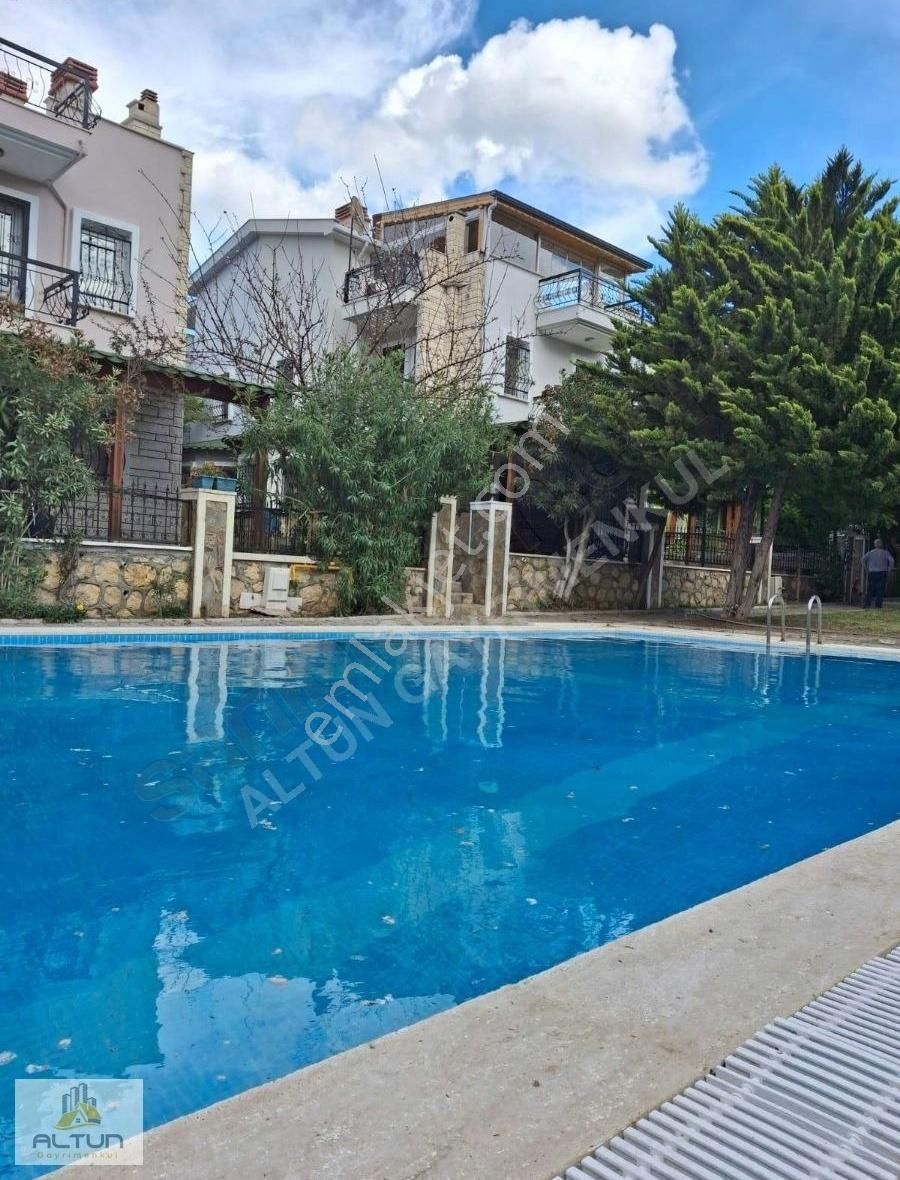 Yeni Foça Da, Doğa Ve Deniz Manzaralı Satılık, Tripleks Villa