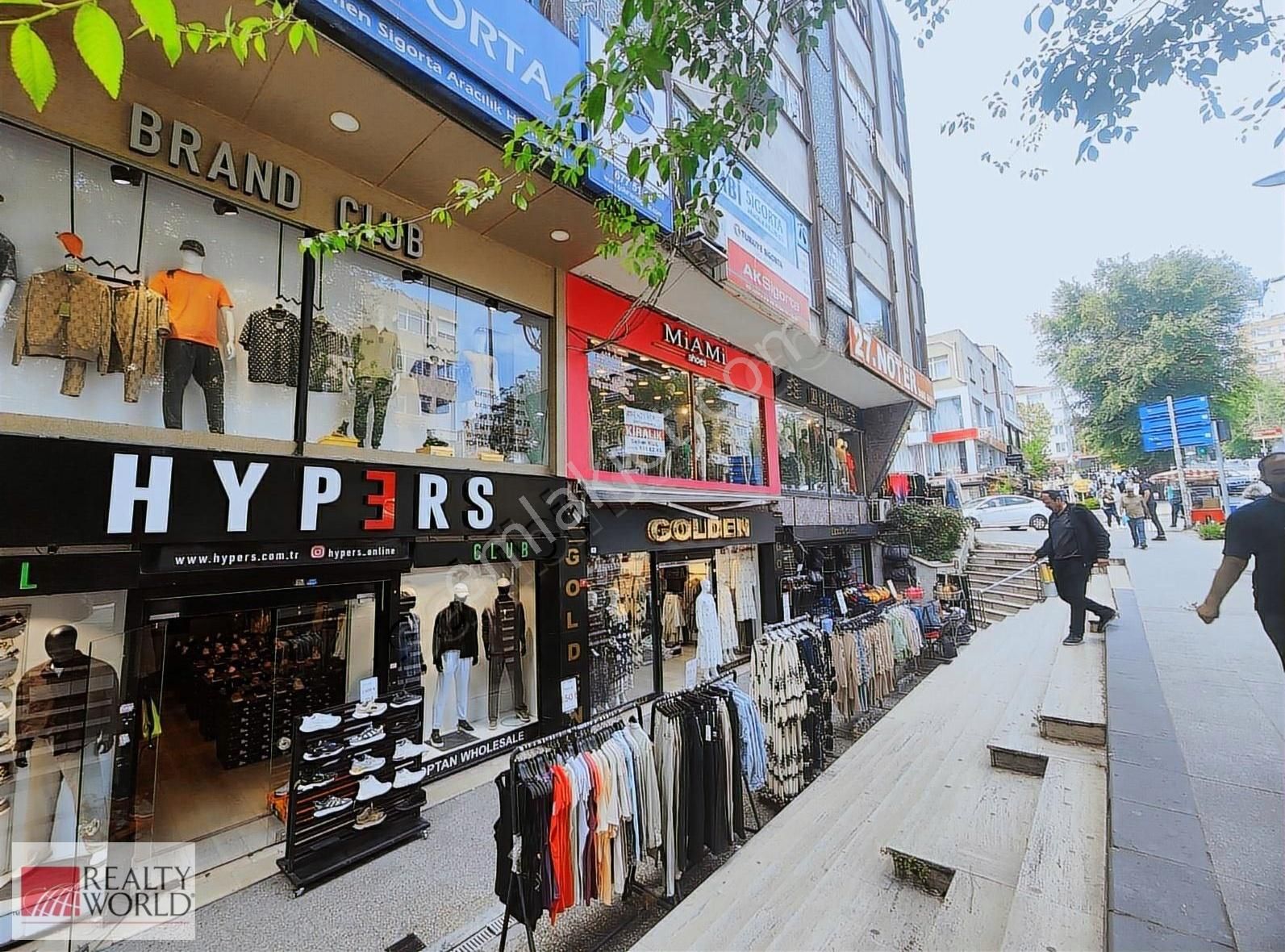Merter Ana Caddede İş Hanında Kiralık Mağaza