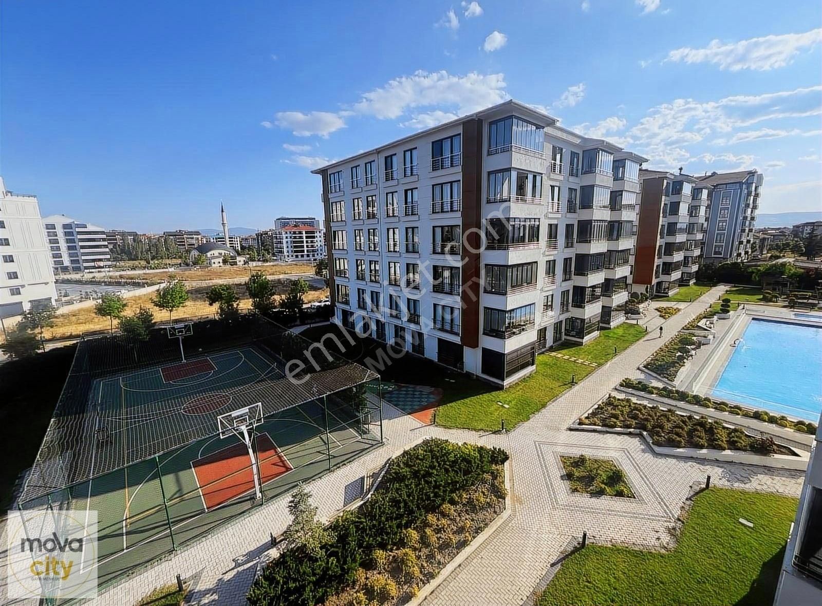 Uzay Bahçede Güney Cepheli Komple Yapılı Satılık Lüks Daire