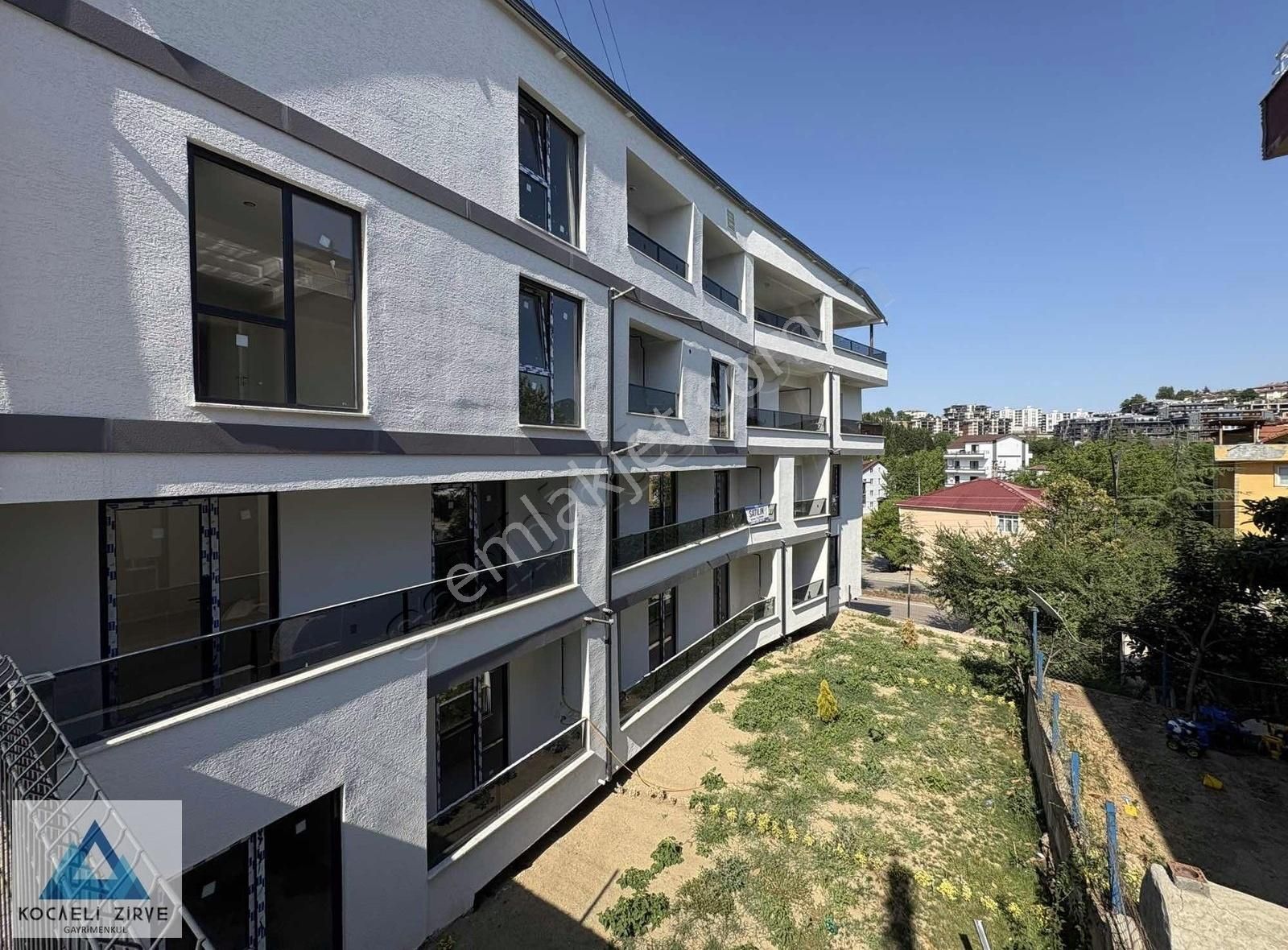 Barbaros Mahallesinde 2+1 Satılık Arakat Daire