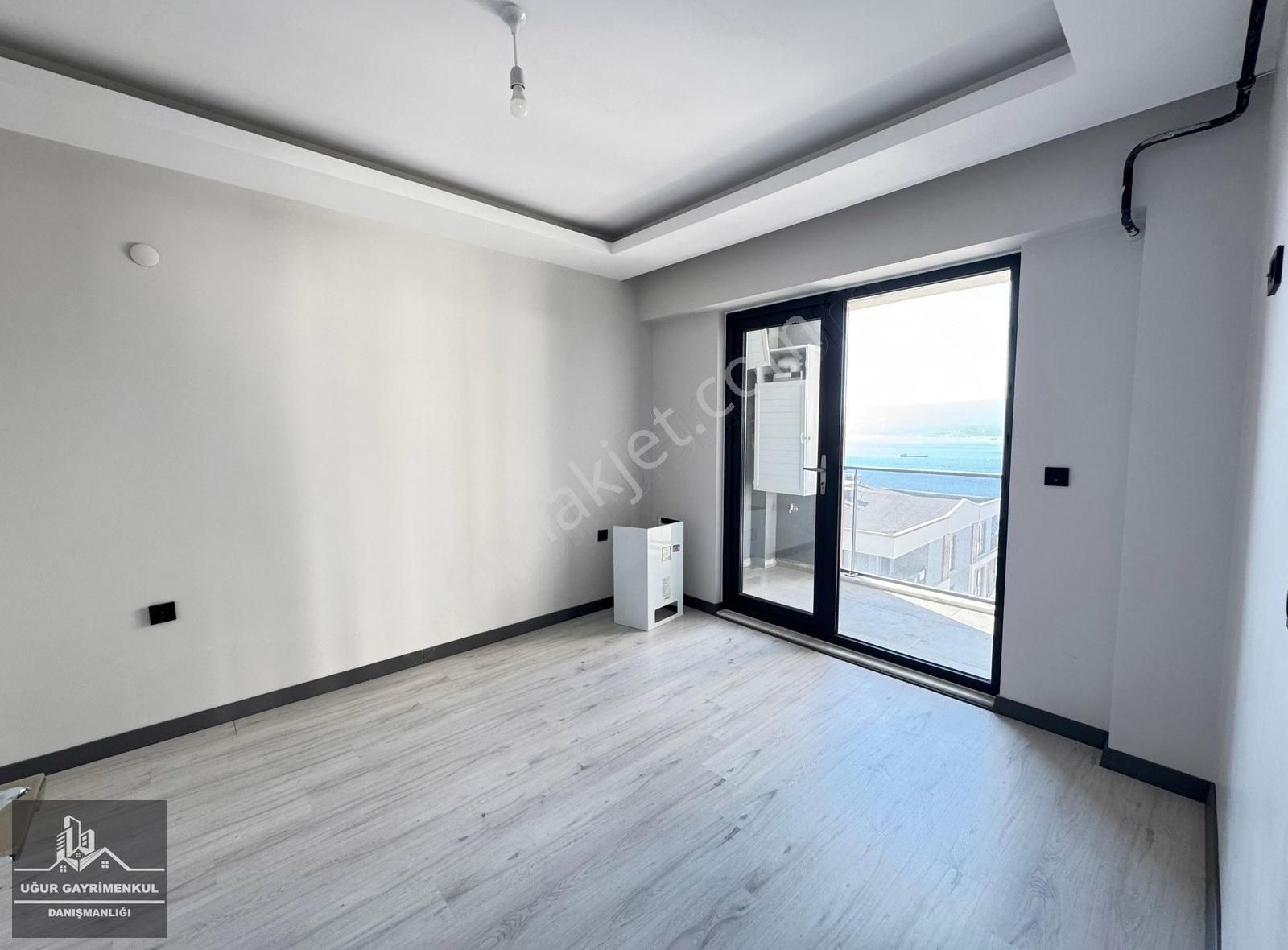 Uğur Gayrimenkul'den Hisar'da Havuzlu Site İçinde Sıfır Daire