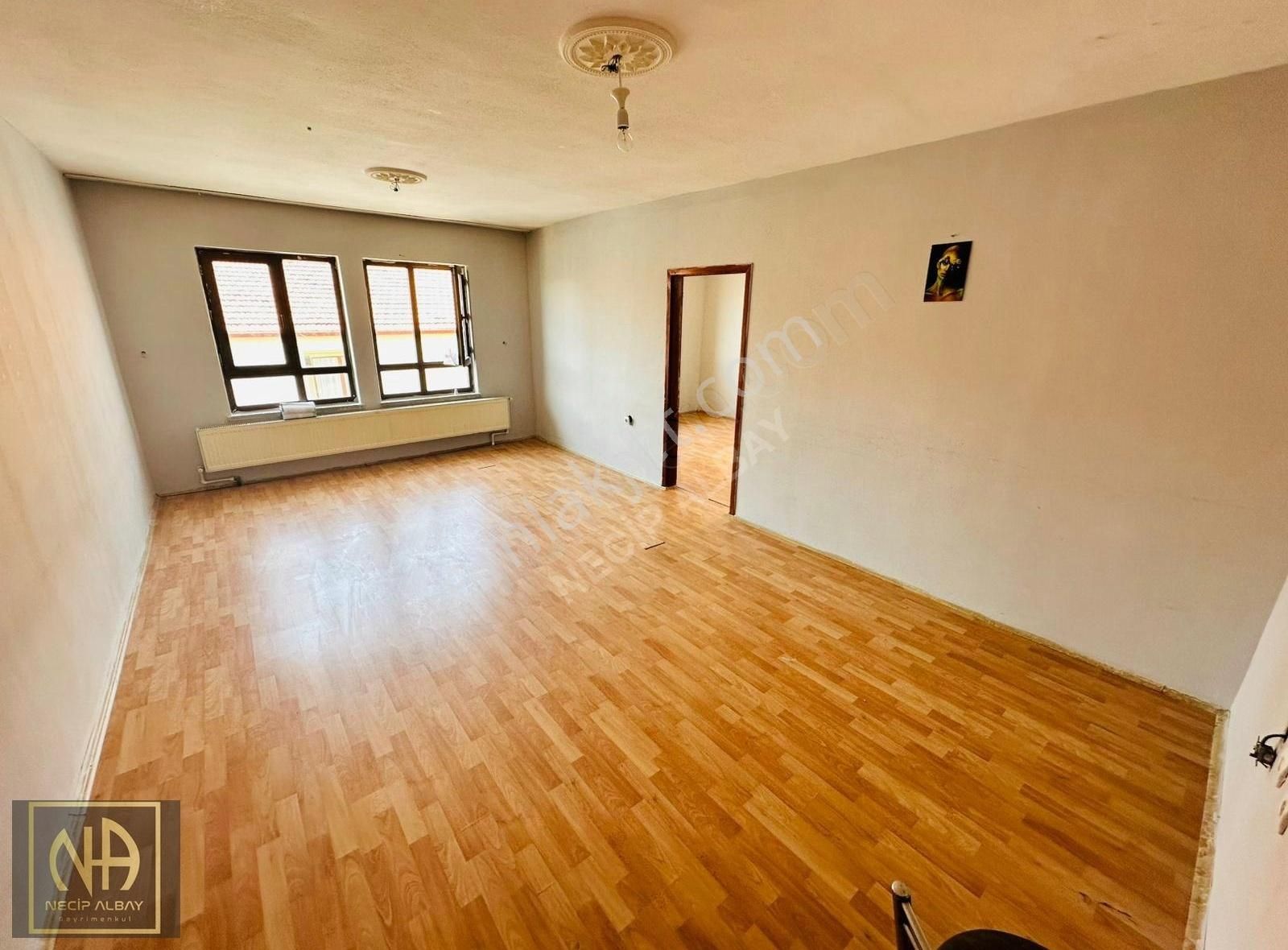 Kuşcağız'da Cadde Üzeri Merkezi Konumda Geniş 3+1 Kiralık Daire