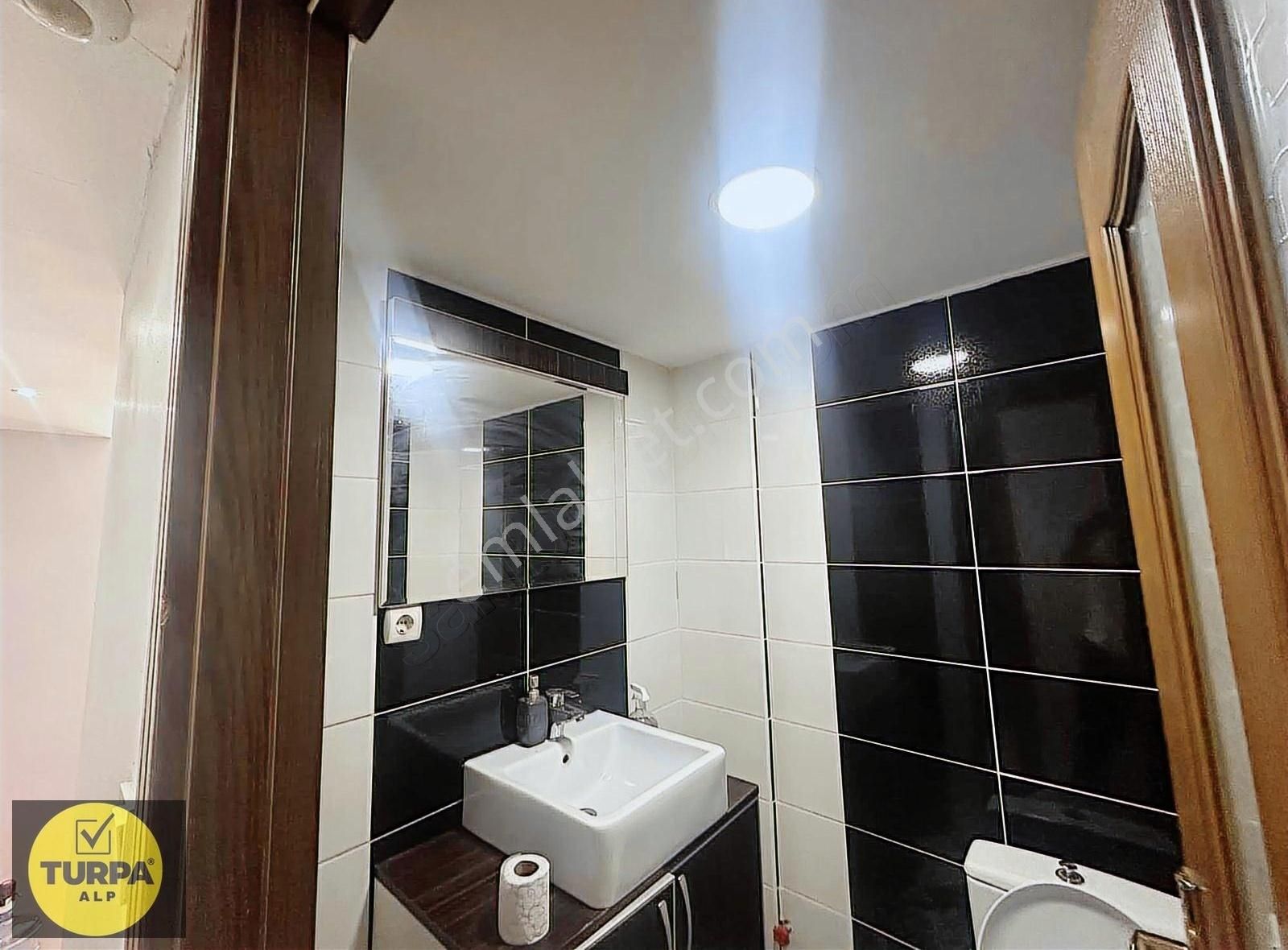 Gaziemir Merkezi Konumda Kiralık Dükkan
