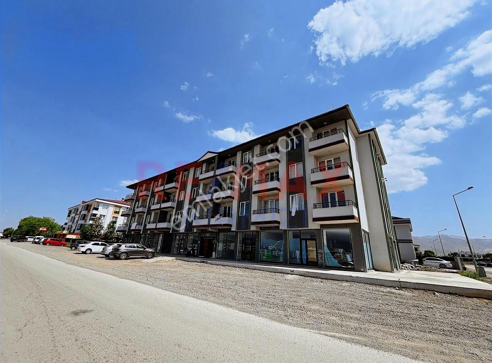 Re/max Kırmızı'dan Dadaşkent'te Eşyalı Satılık 1+1 Daire