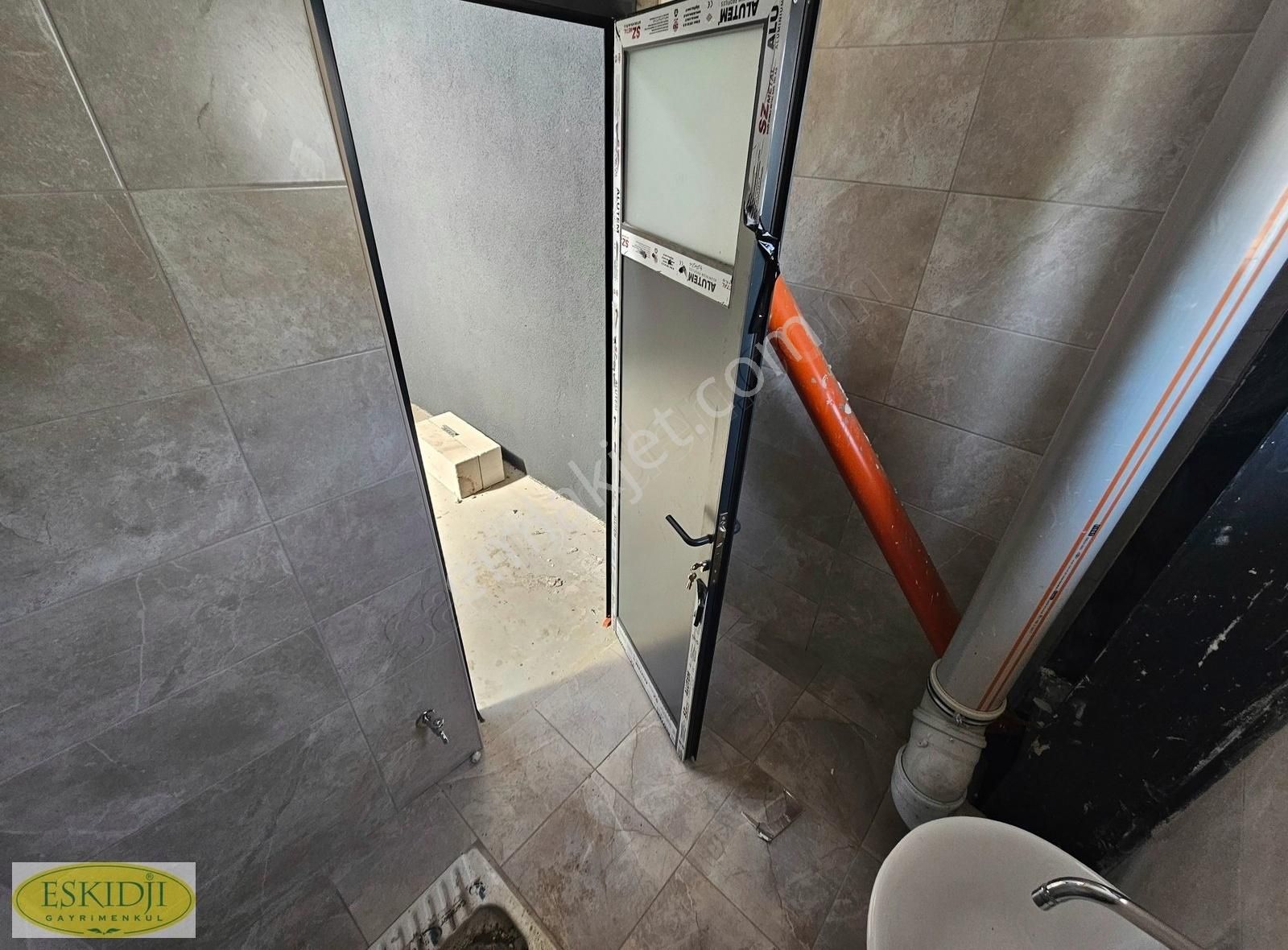 Başiskele Kullarda 650 M2 Kapalı 400 M2 Açık Kiralık Depo