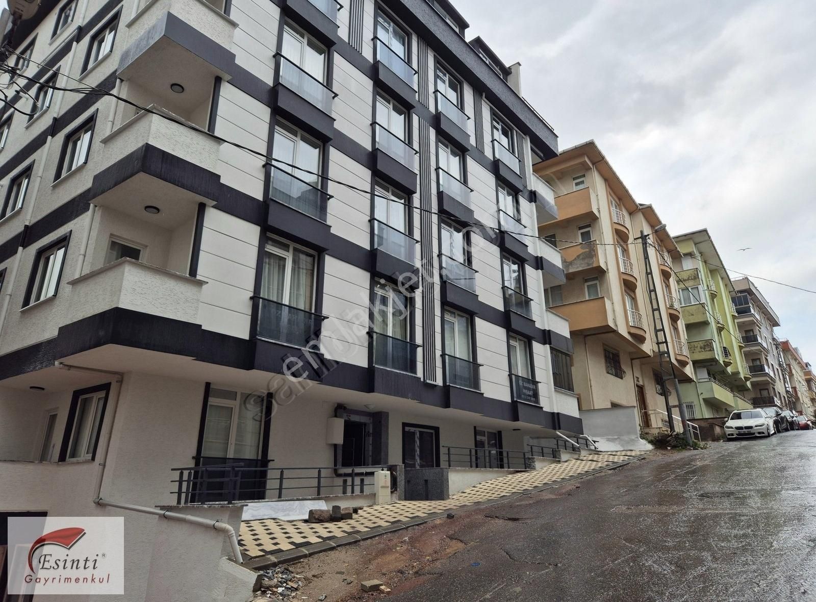 Yeditepe Ve Marmara Üniv. Yakını Eşyalı Yeni Binada 2+1 Daire