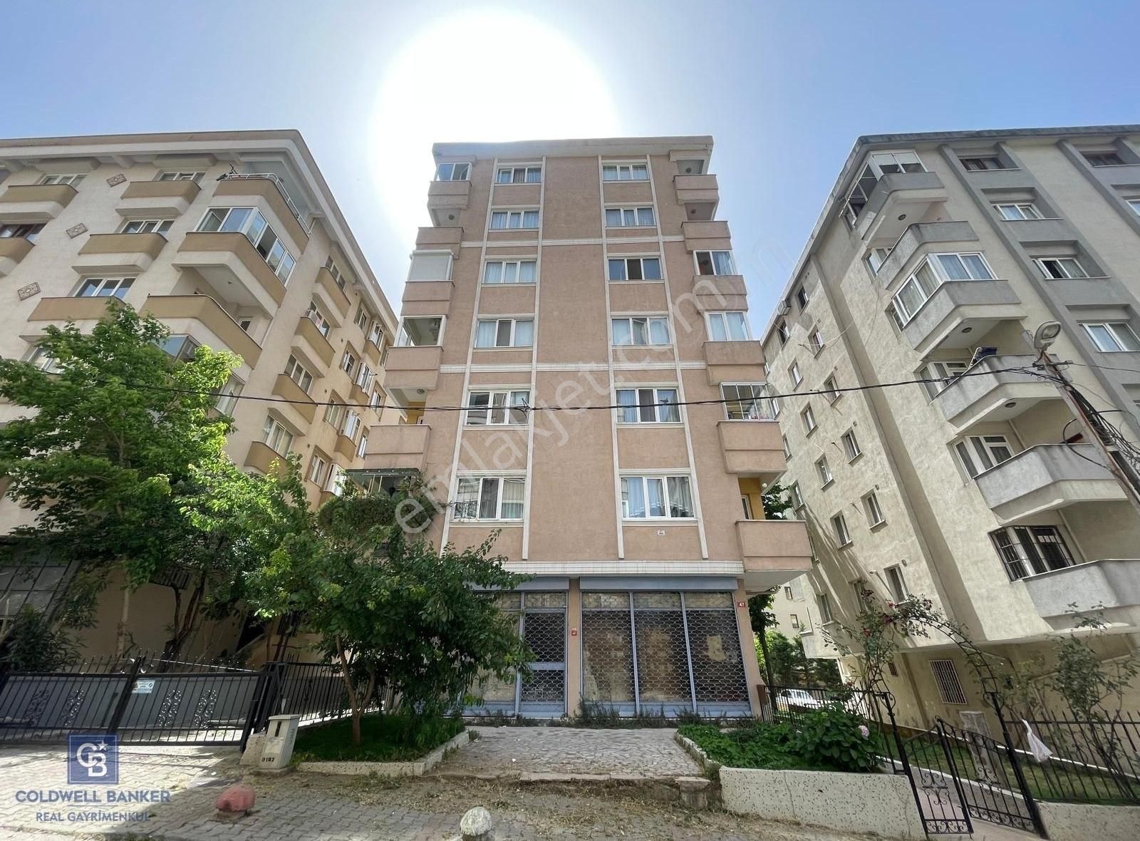İçerenköy Merkezde Satılık Boş Dükkan