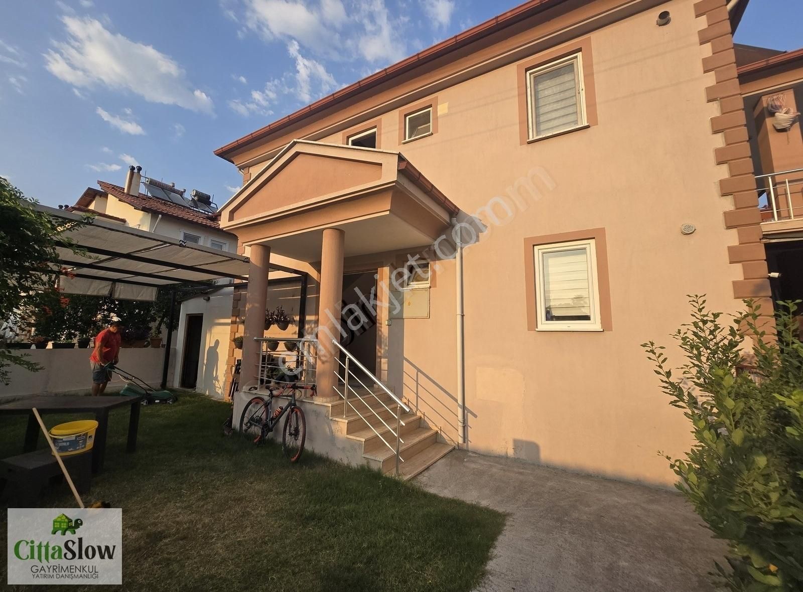 Gülpınar'da 250m2 Arsa Paylı 3+1 Düz Ayak, Kaloriferli Daire