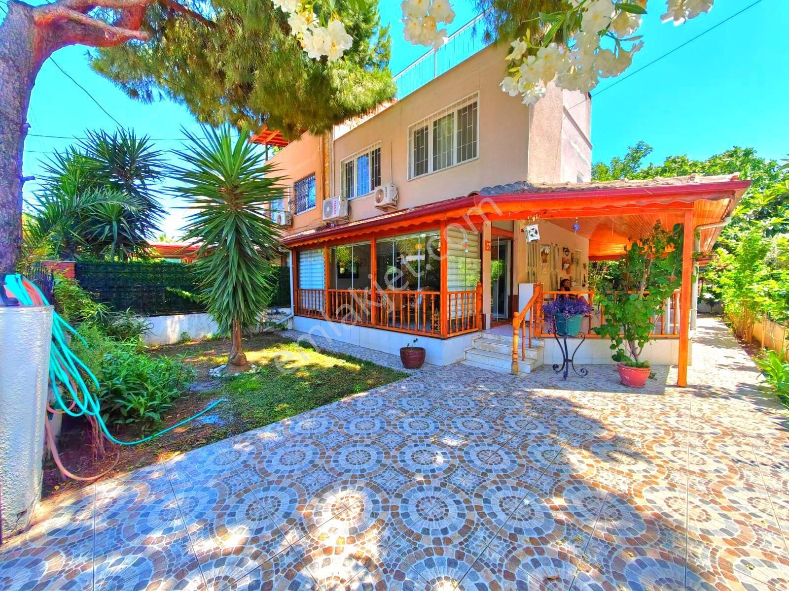 Kuşadasında Plaja 150 Mt. Avm'lere Çok Yakın 4+1 Bahçeli Villa
