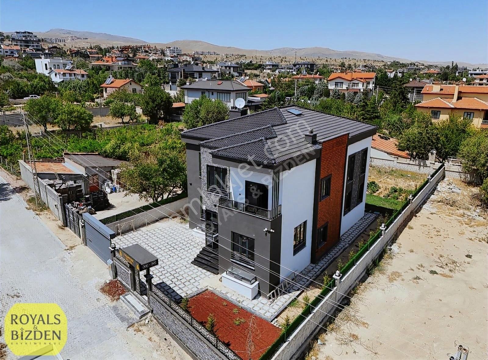 Selçuklu Erenköy De Müstakil Bahçeli Harika Lokasyon 6+1 Villa.