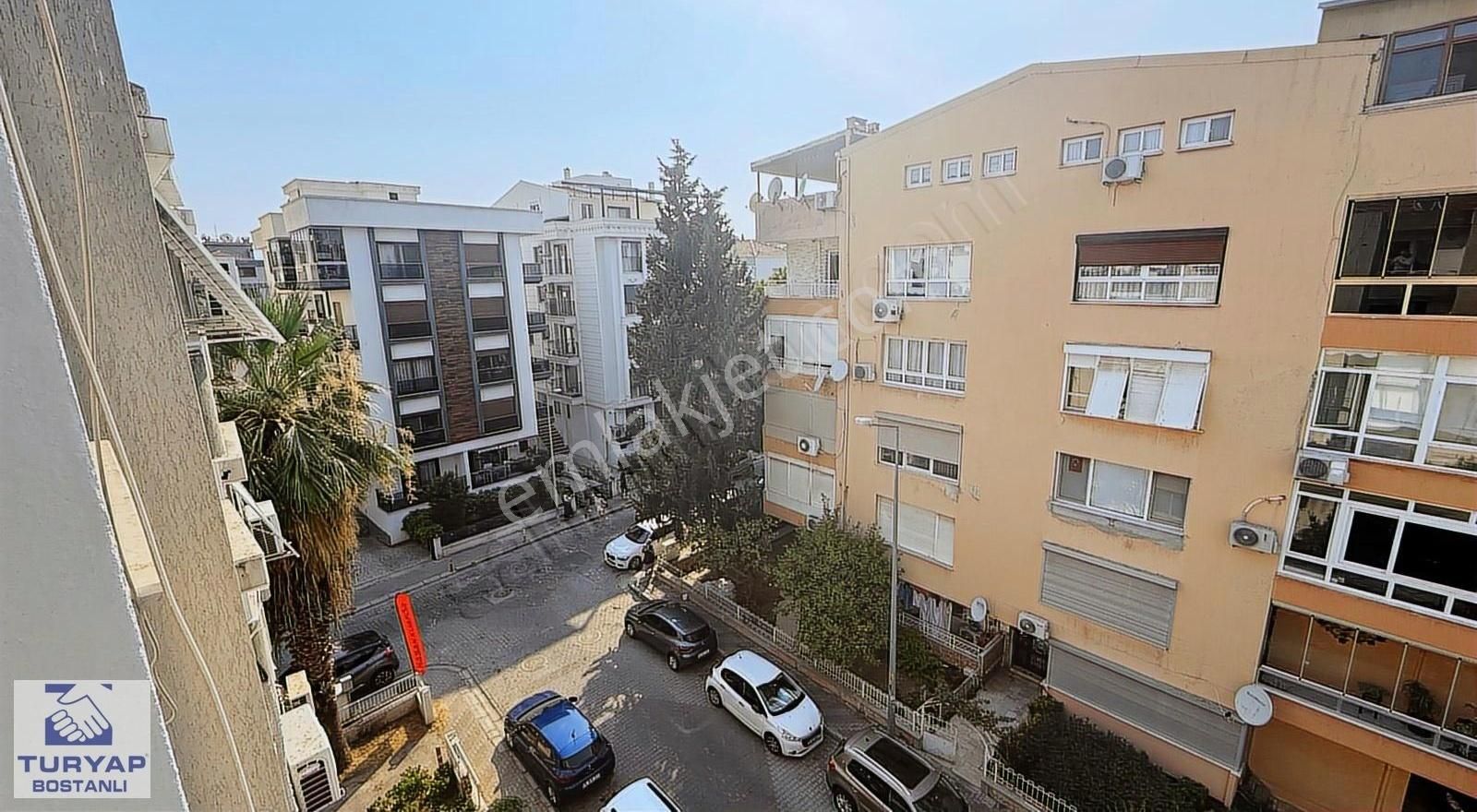 Karşıyaka Bostanlı'da 3+1 Kiralık Daire