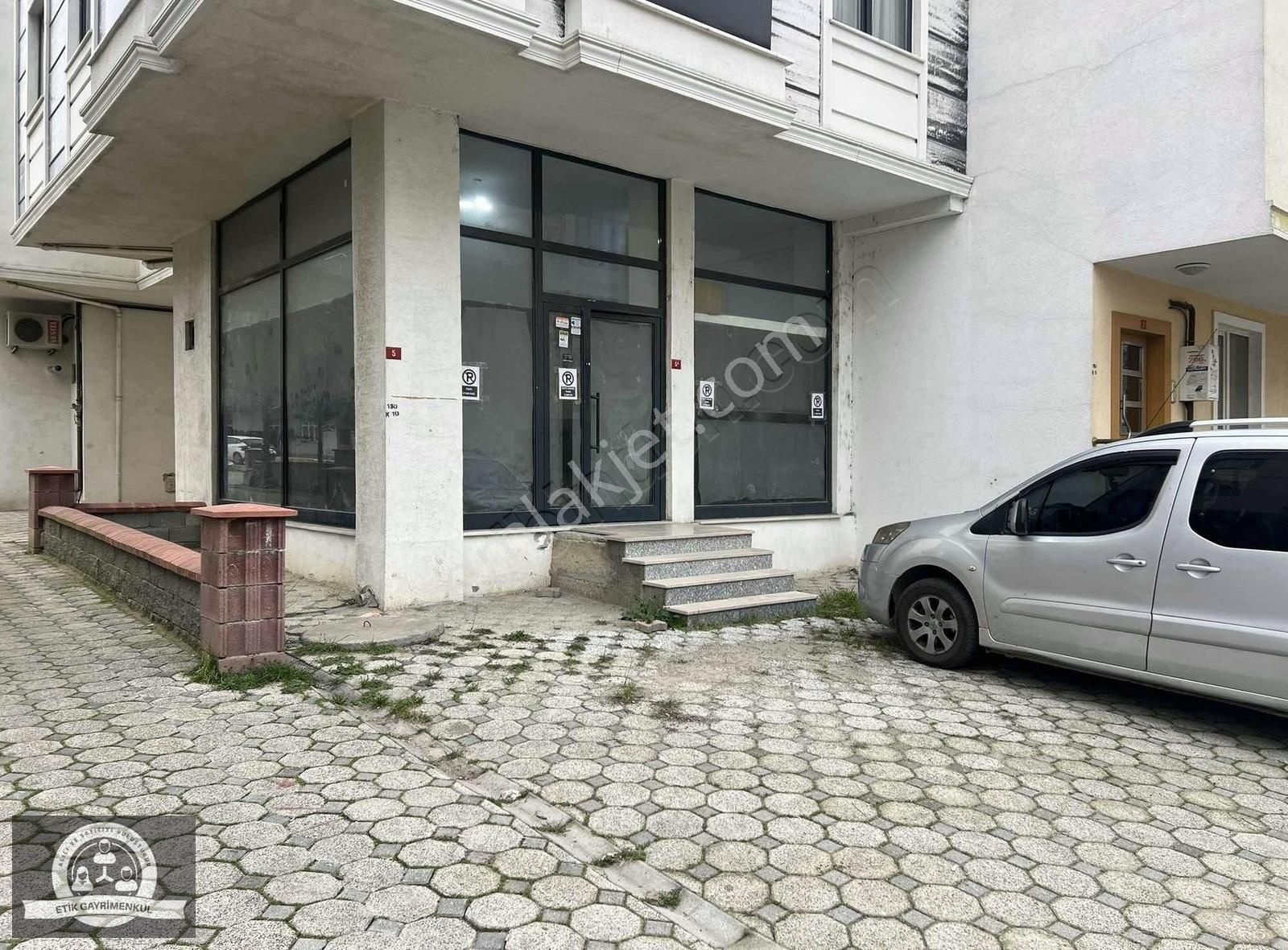 Yakuphan Caddesine 20mt 80m2 Kiralık Dükkan