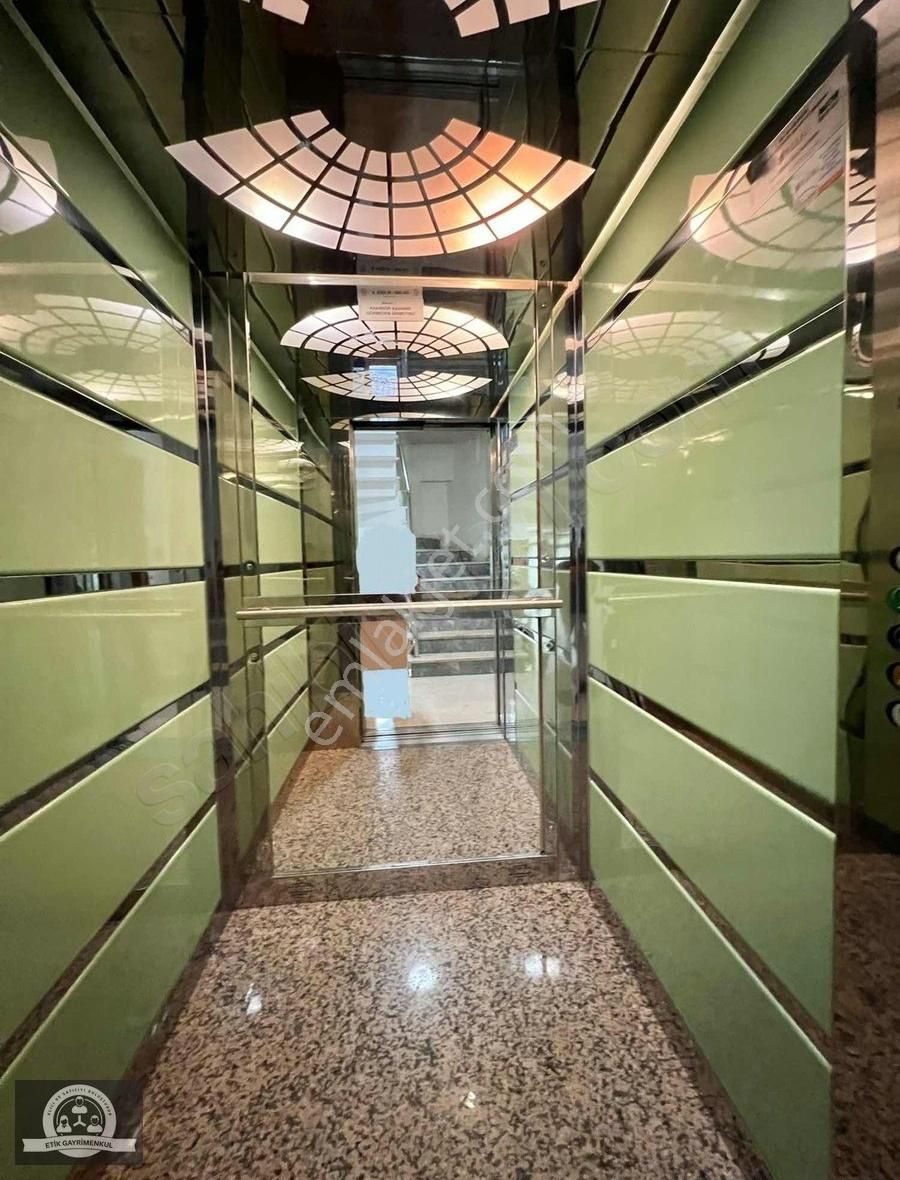 Sultançiftliği Tam Merkezde 2+1 İskanlı Asansörlü Arakat