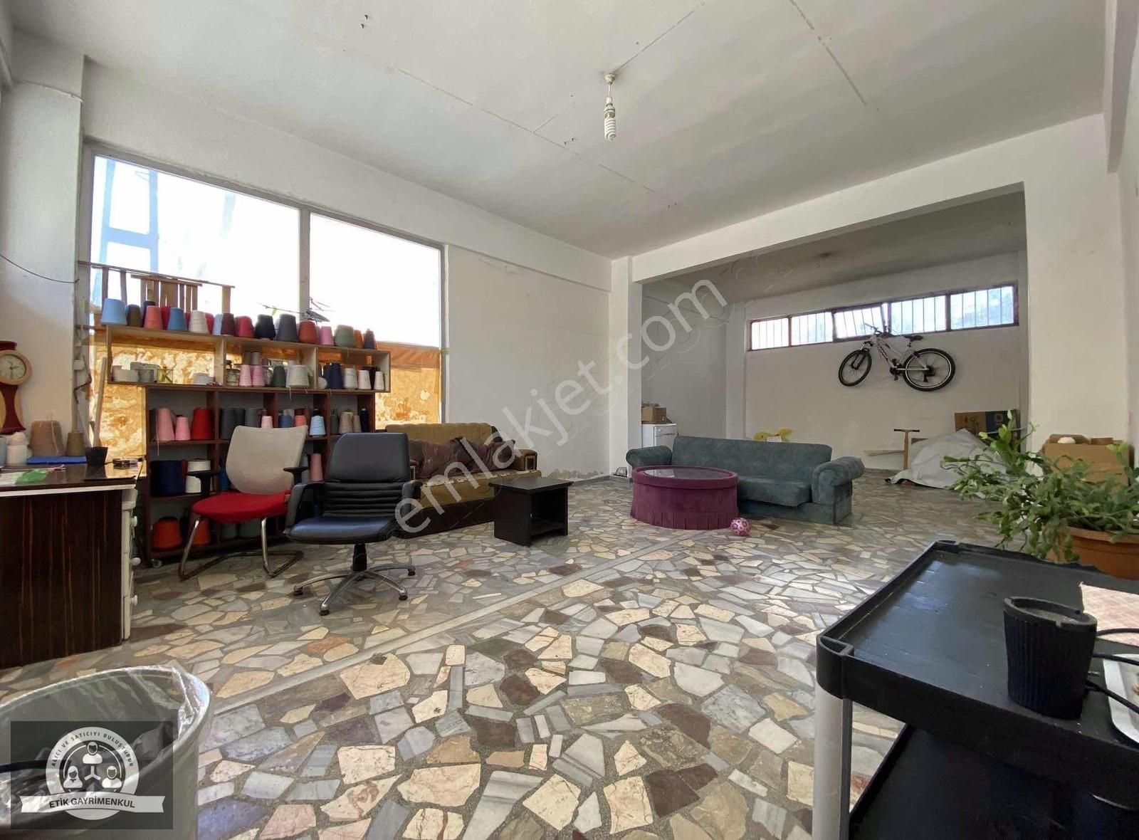 Cadde Üzeri Geniş Kullanım Alanı 70 M² Satılık Dükkan