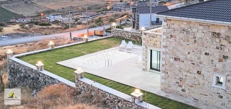 Foçaköy De Satılık 6+1 Müstakil Villa