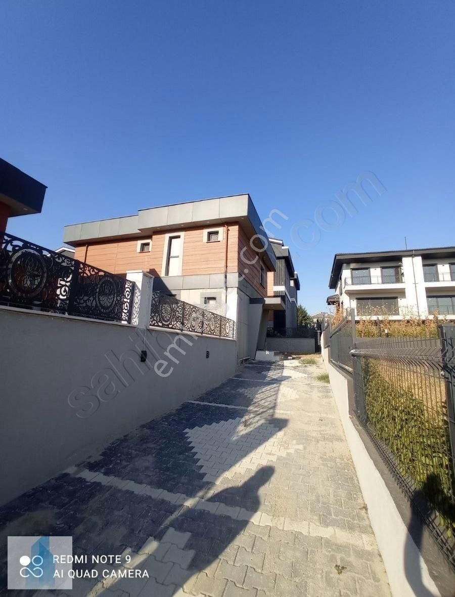 Silivri De 220m2 Arsa İçinde Müstakil Havuzlu Satılık 4+1 Villa