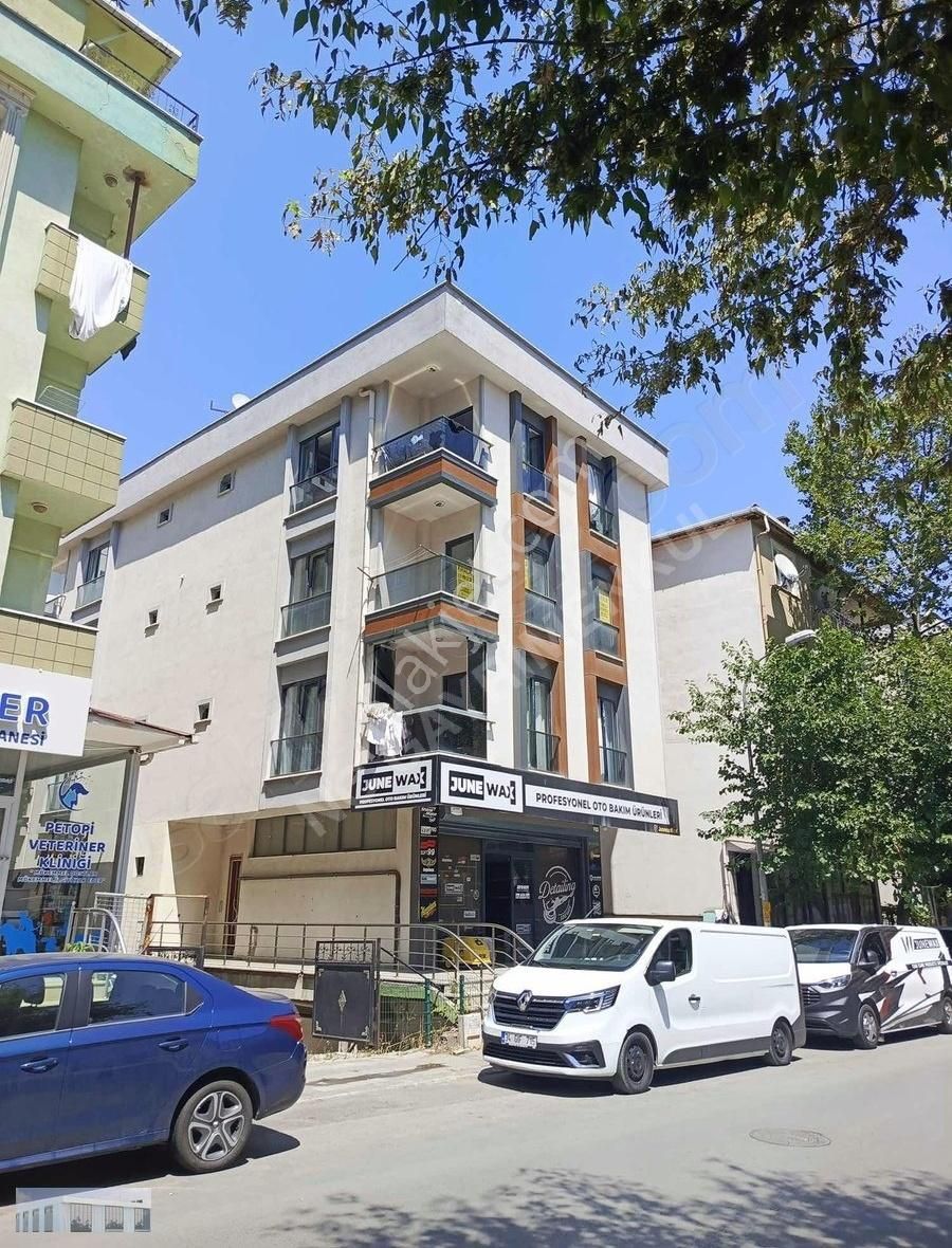 Çekmeköy Cumhuriyet Mahallesinde 2 Katta 2+1 Daire