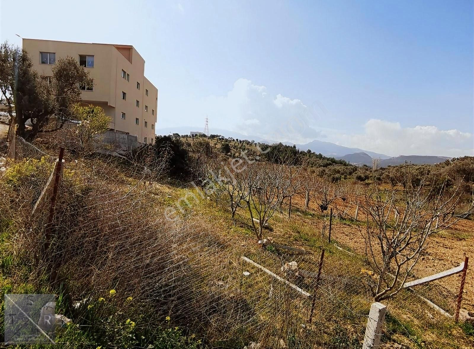 Tsr'den Kemalpaşa Ulucak Mah.satılık Yola Cephe 600m² Bahçe