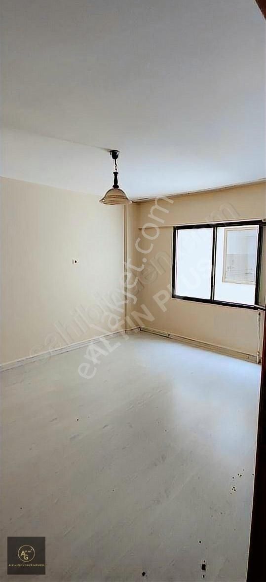 Gaziemir Önder Caddesinde 170 M2 3+1 Geniş Daire