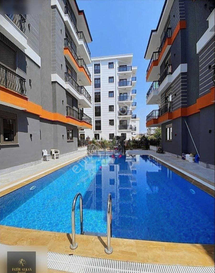 Havuzlu Lüks Site İçinde 2+1kat Ve Cephe Seçenekli Lüks Daireler