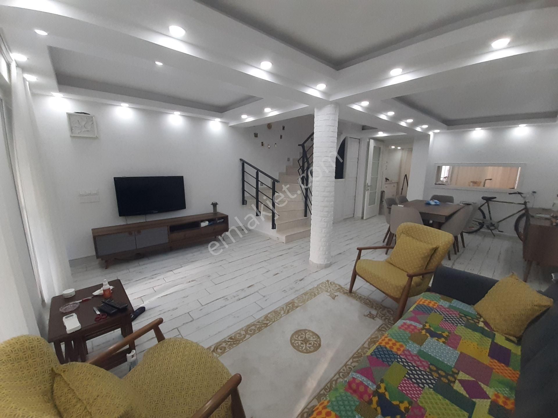 Limopol'den Akarca Sahile Yakın 4+1 Triplex Villa