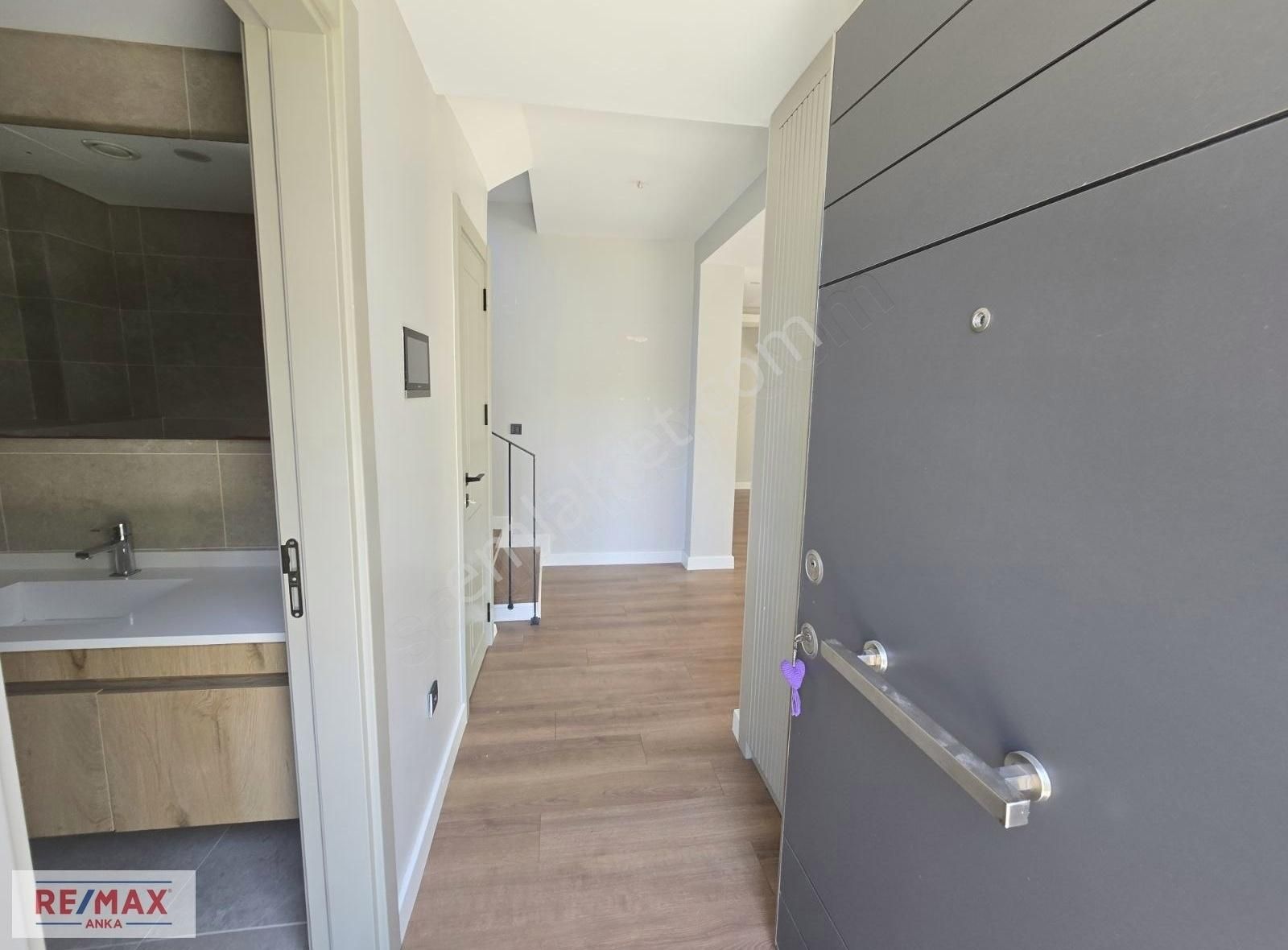 Remax Anka'da Doğa İle İçiçe Sitede 3+1 Satılık Villa