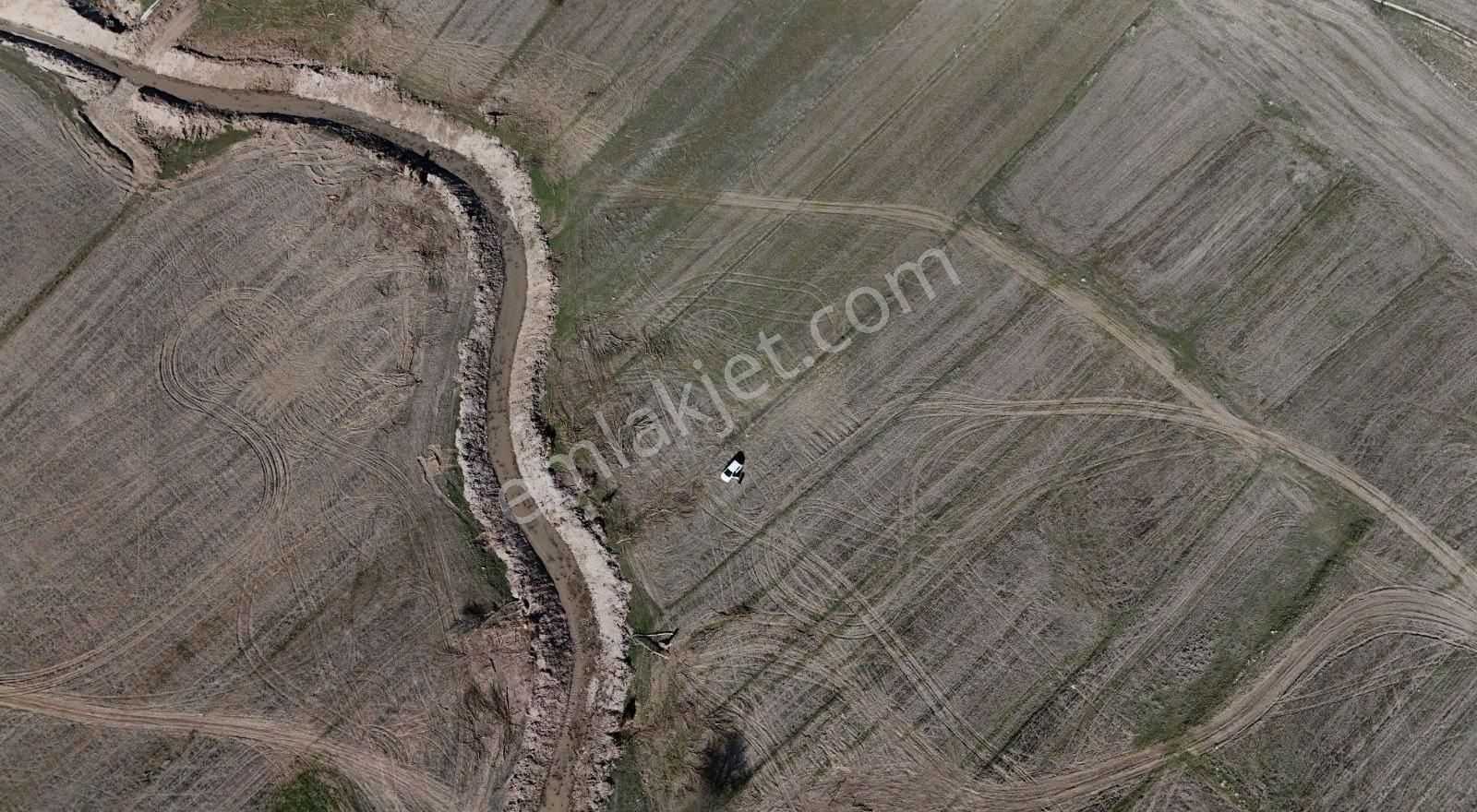 Doğuluşah Köyünde Satılık Arazi 582 M² Dereye Cephe