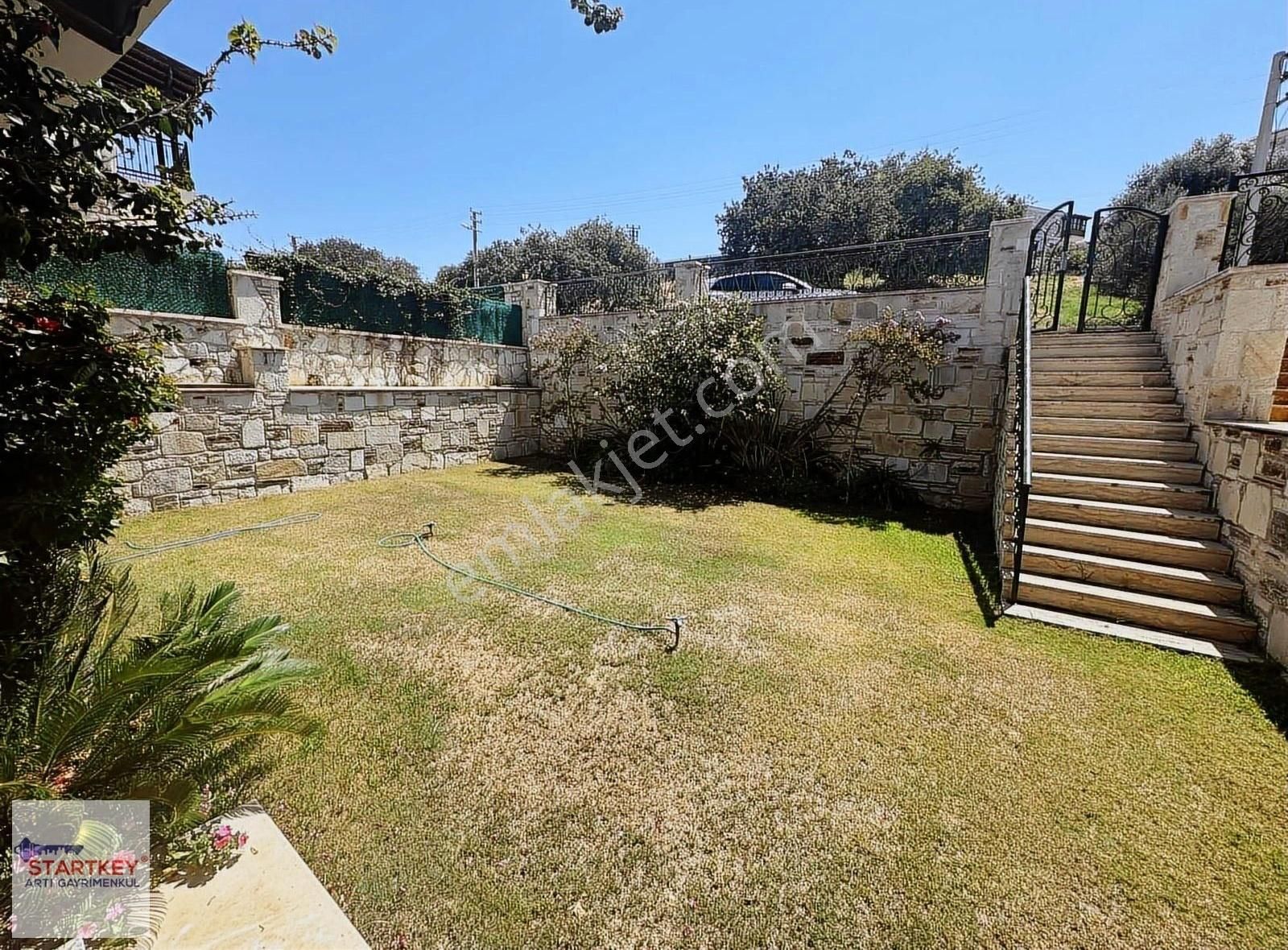 Eski Foça Atatürk Mahallesinde 4+1 Satılık Taş Villa