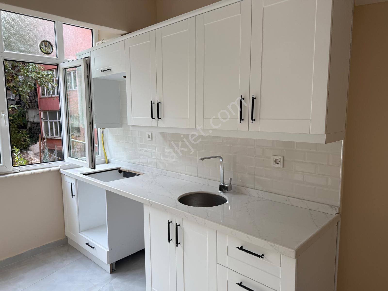 Satılık 2+1 Giriş Kat Full Yapılı Merkezi Konumlu Daire