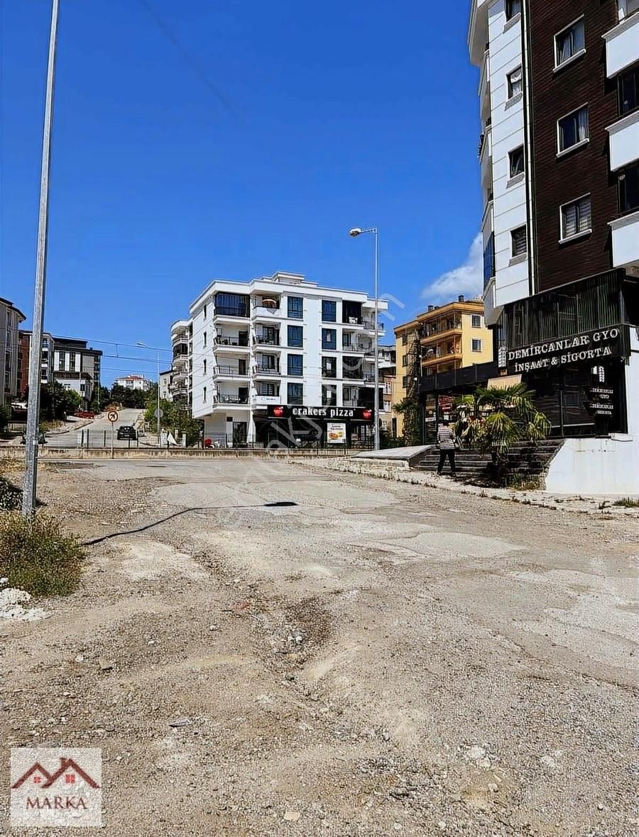 Körfez'de Tramvay Durağının Yanında Yatırımlık Fırsat 1+1 Daire