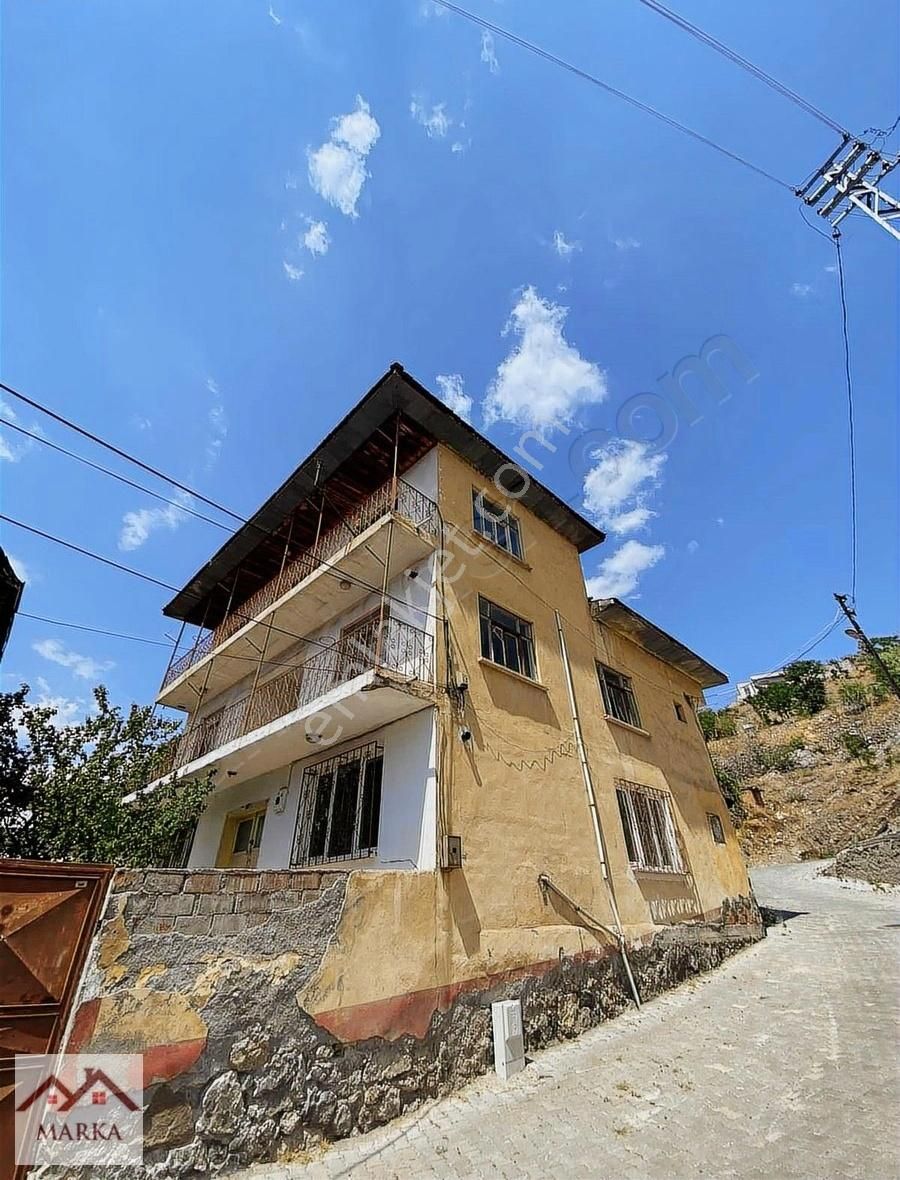 Ziyere'de Merkezi Konumda 200m2 Arsa Alanı 3 Katlı Satılık Ev