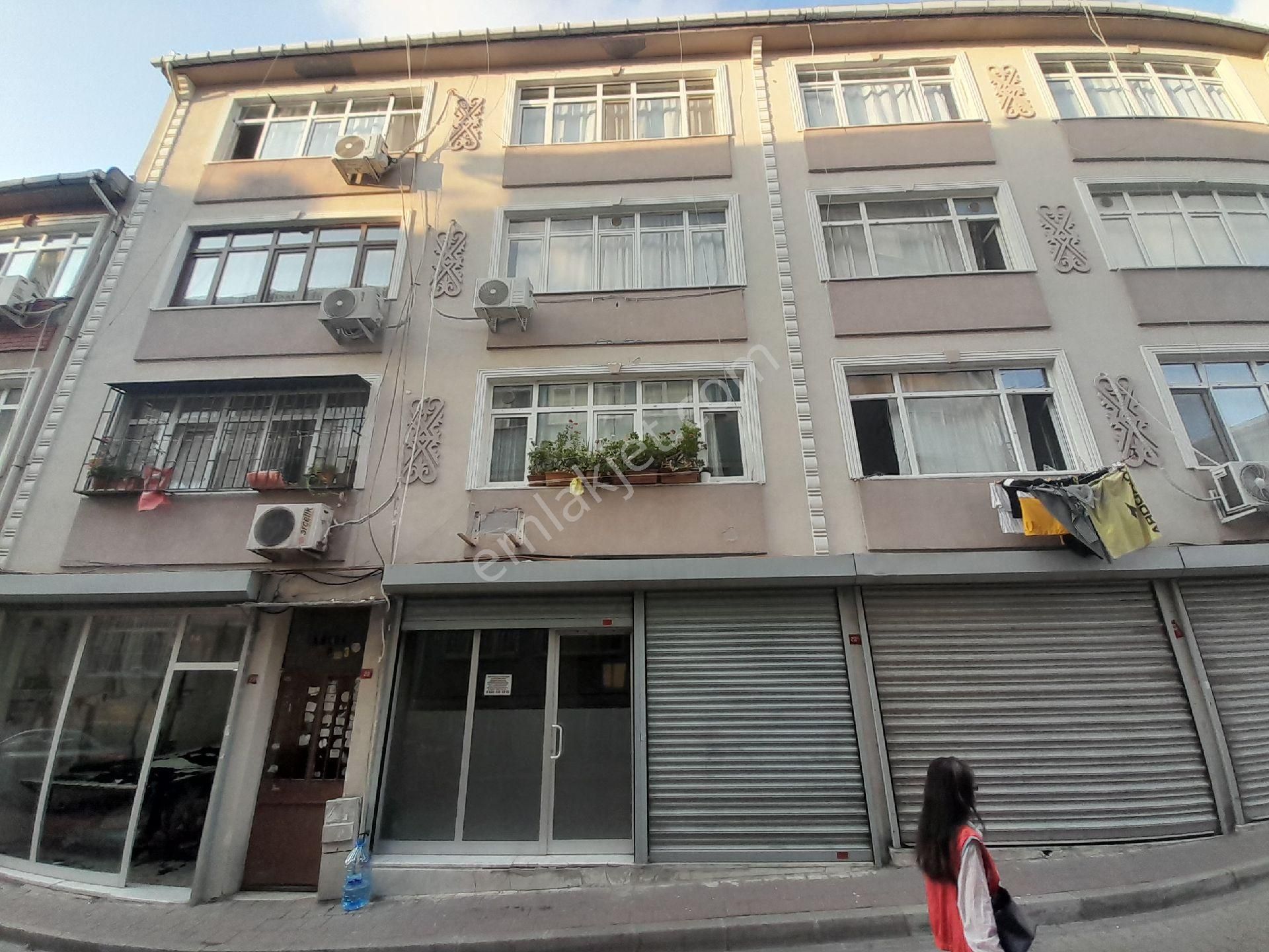 Kocamustafapaşa Alifakih Camii Sok Kat 2 Çıftcephe 3+1 Satılık Daire