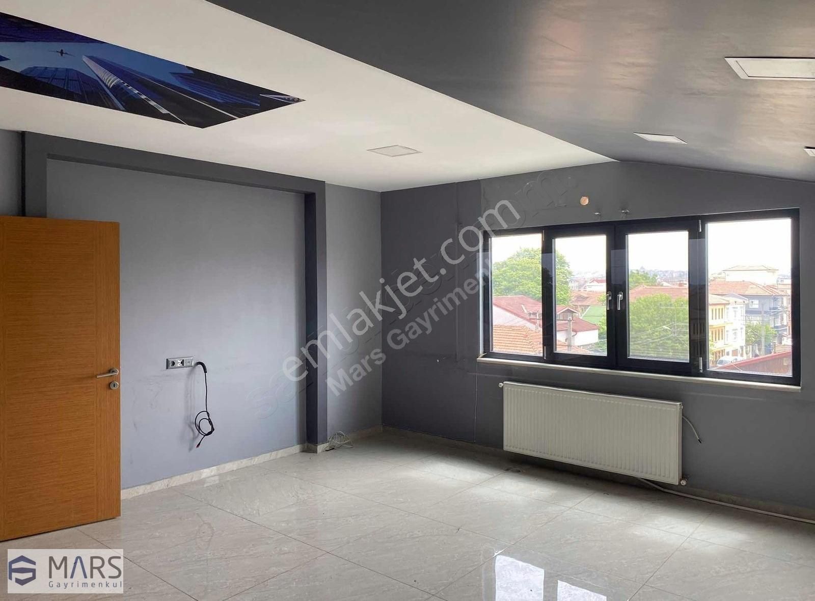 Yenicami Yakını 1+1 Geniş Teraslı Eşyasız Daire