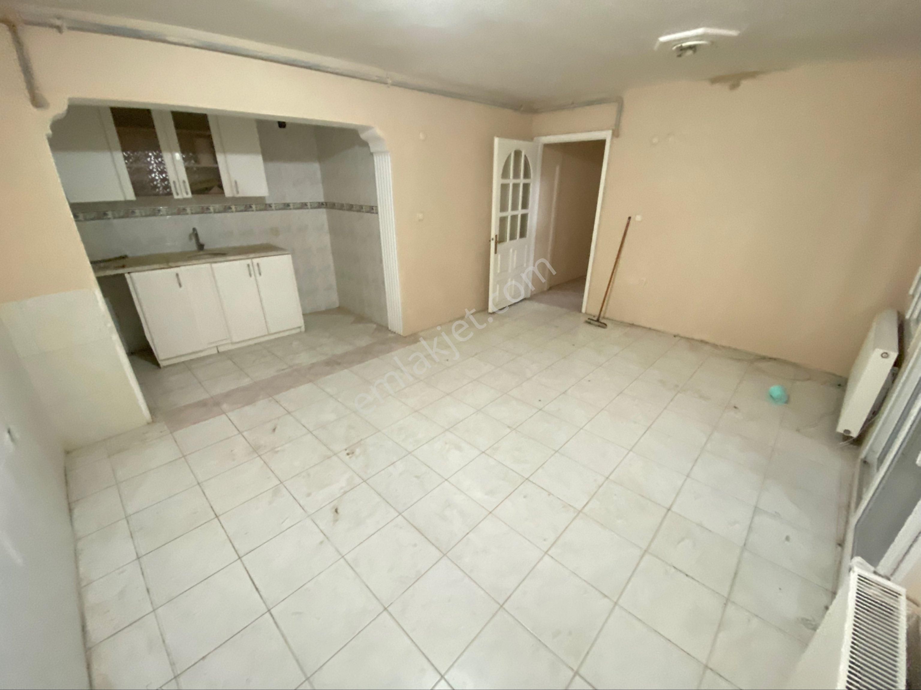 Göztepe'de Cadde Dibi Yatırıma Uygun 1+1 Satılık Daire