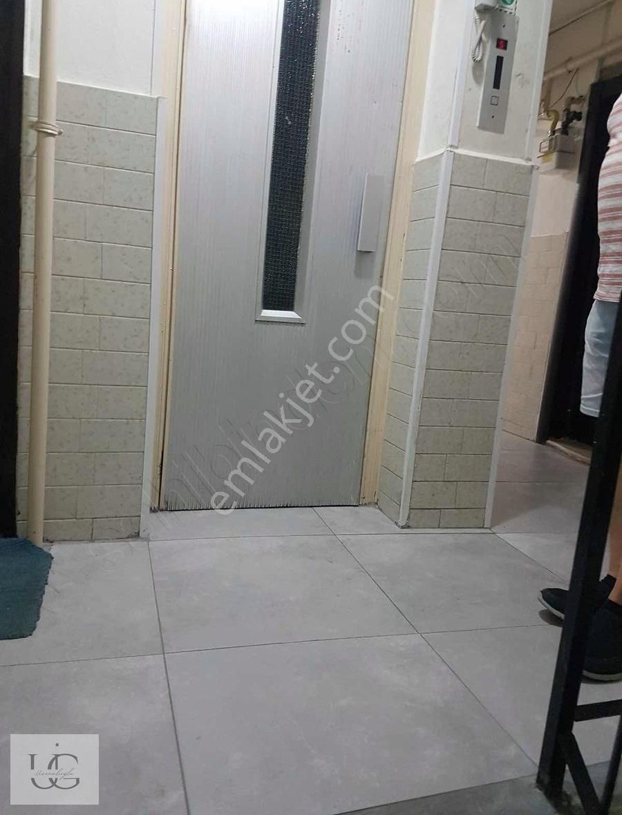 Göztepe'de Cadde Dibi Yatırıma Uygun 1+1 Satılık Daire