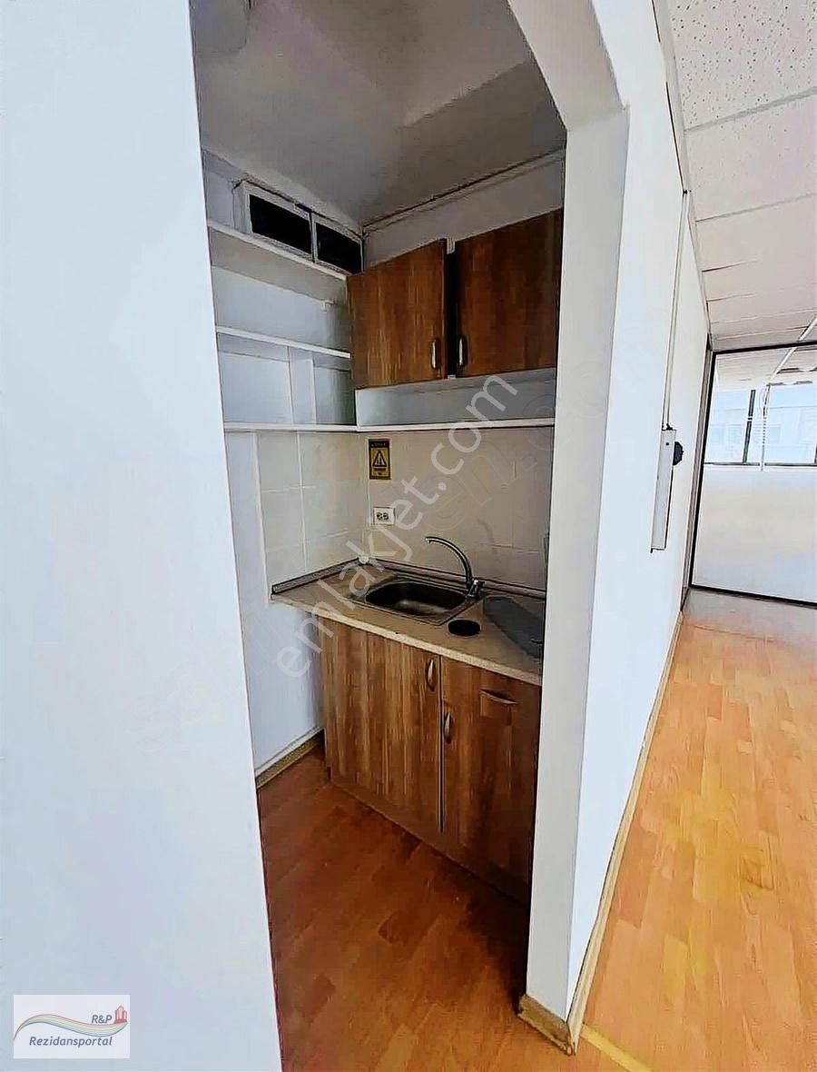 Kozyatağı Metroya Yürüme Mesafesinde 190 M2 Tam Kat Kiralık Ofis