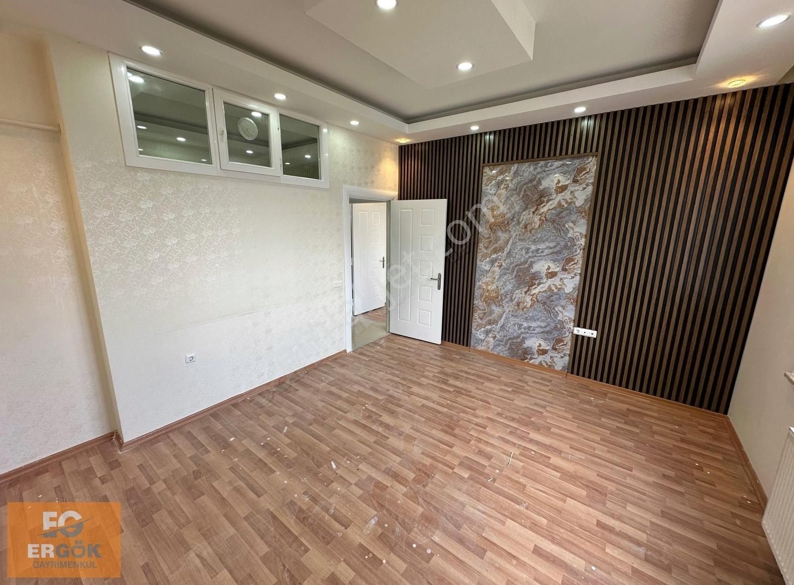 Karataş Merkezde 2+0 Eşyasız Kiralık Ara Kat Daire
