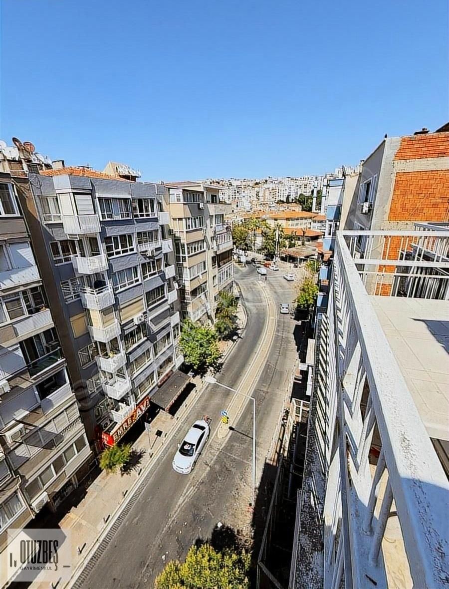 Otuzbeş'ten Mithatpaşa Caddesinde 2+1 Asansörlü Daire
