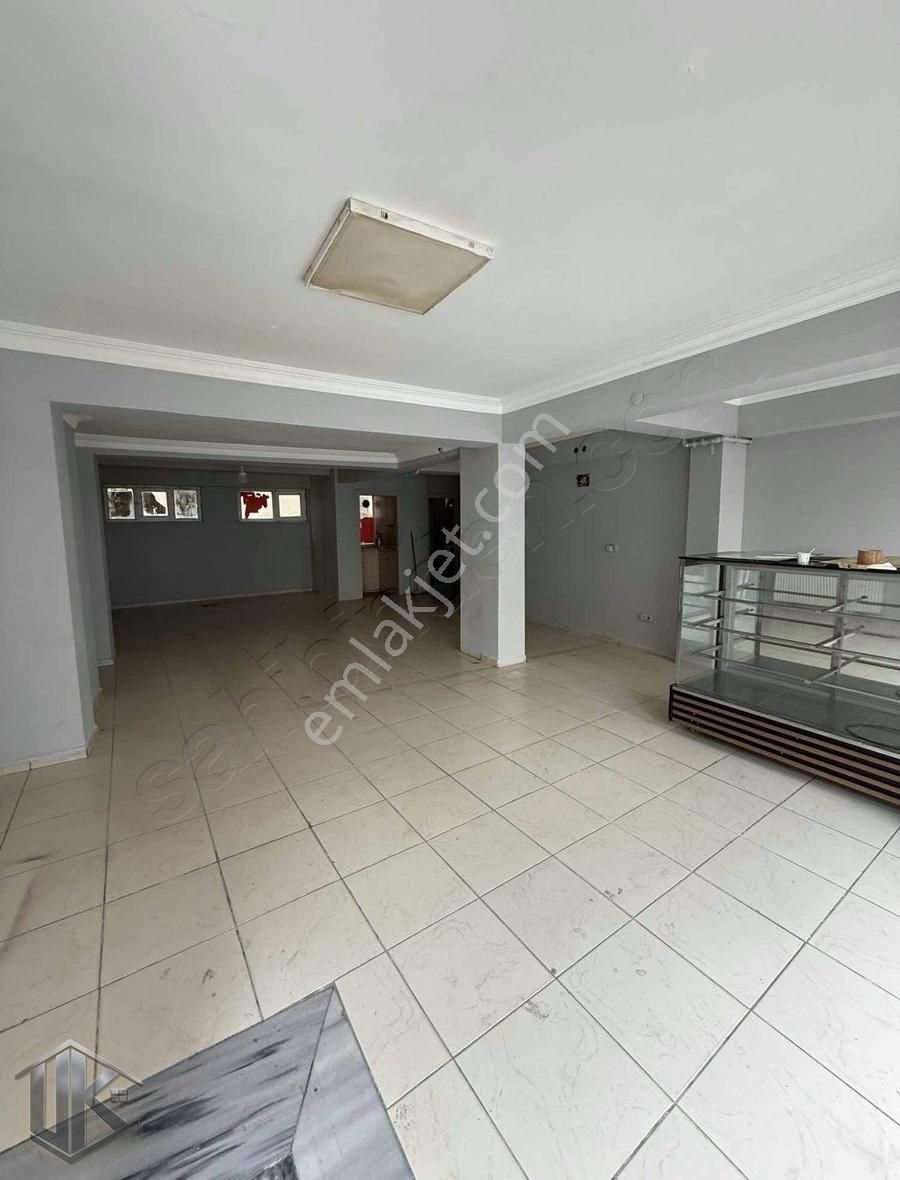 Uğur Gayrimenkulden Okul Caddesinde Kiralık Dükkan