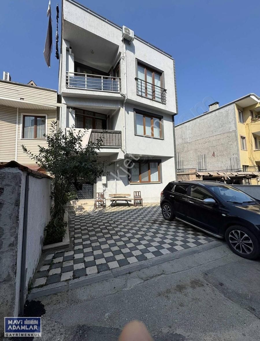 Demirci Merkez'de Satılık 3 Daireli Müstakil Ev