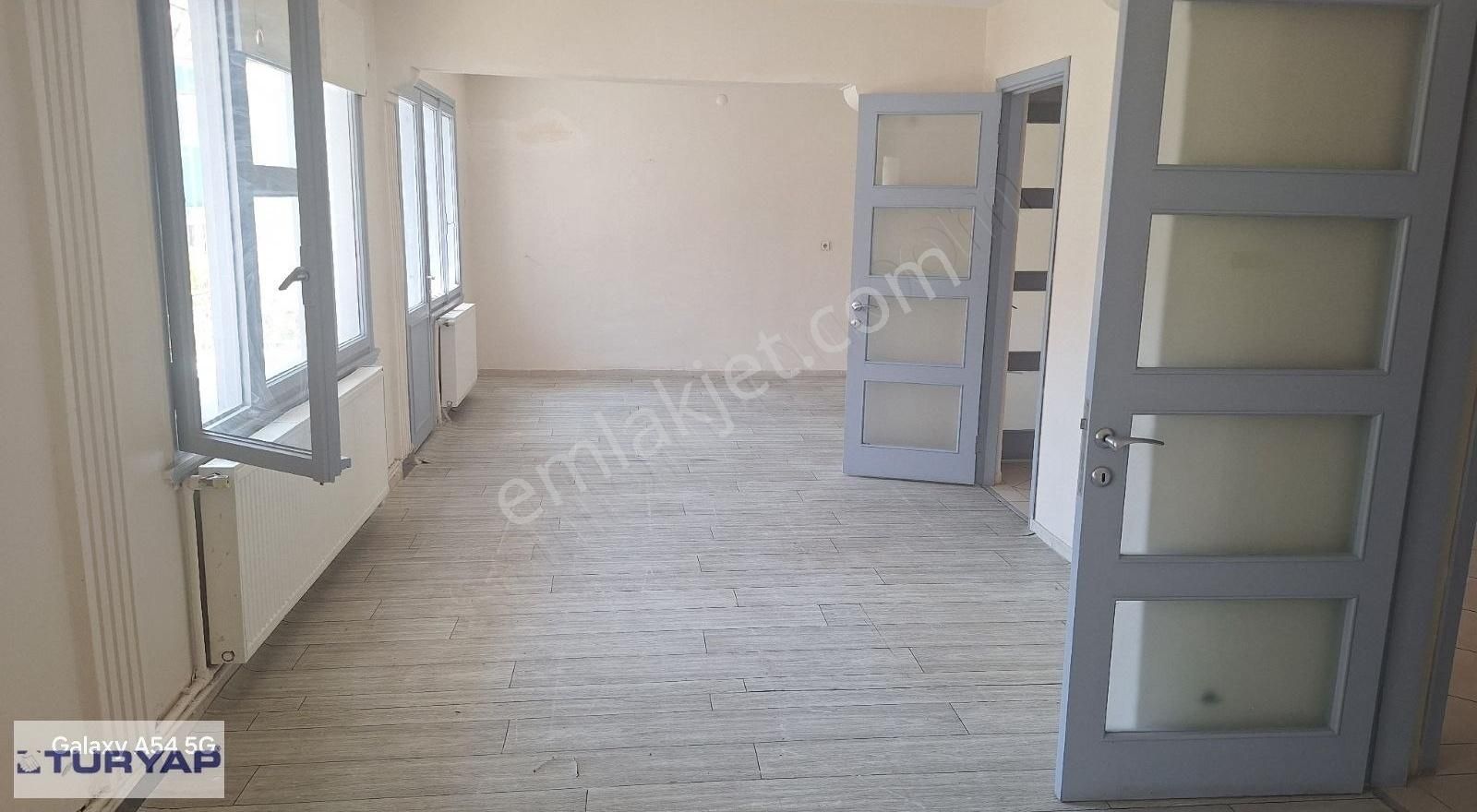 Menderes Caddesi Üstünde 136 M2 Arakat Kiralık İşyeri