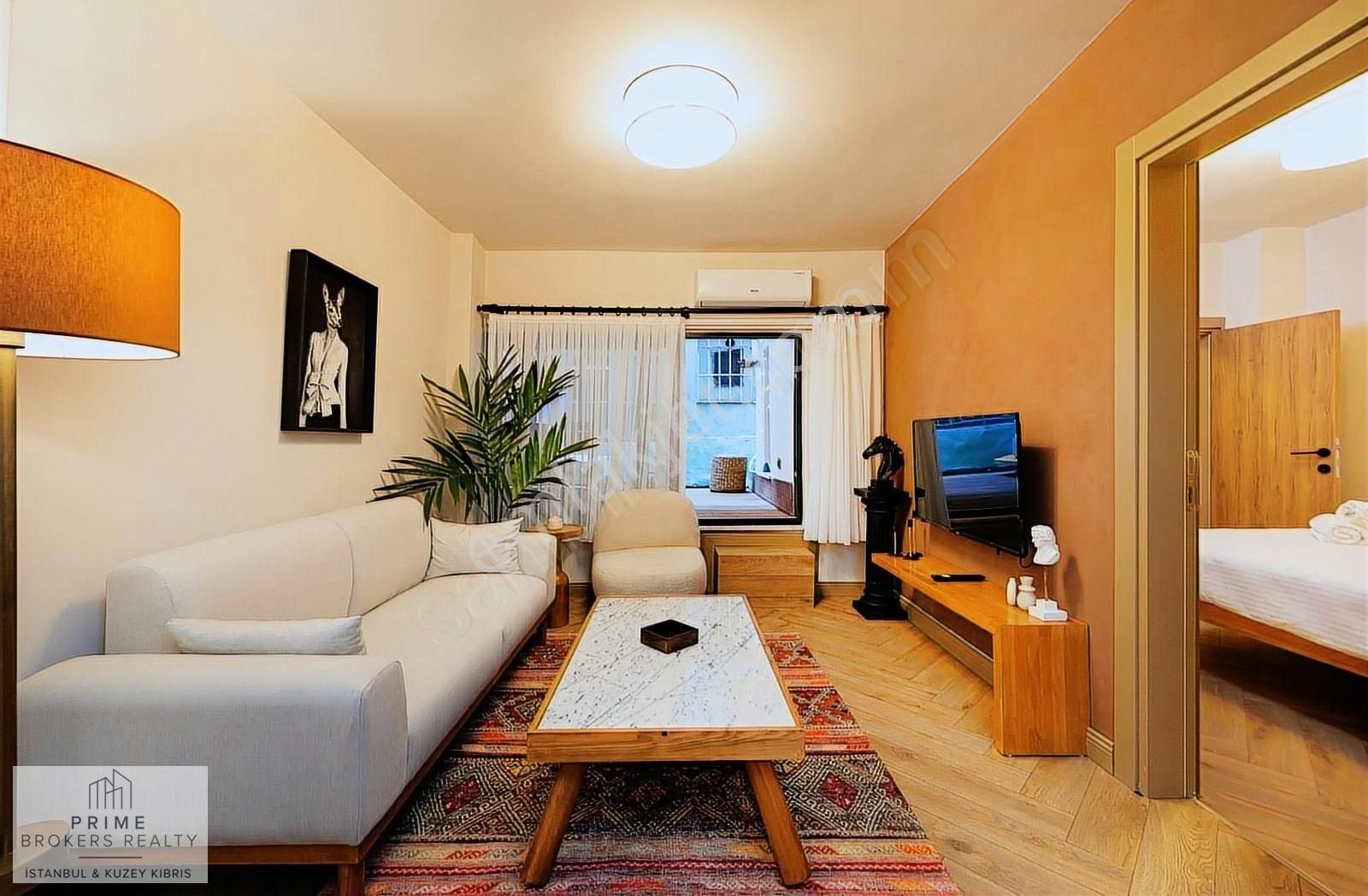 Cihangir Merkez'de Airbnb'ye Uygun Satılık 2+1 Bahçe Katı Daire