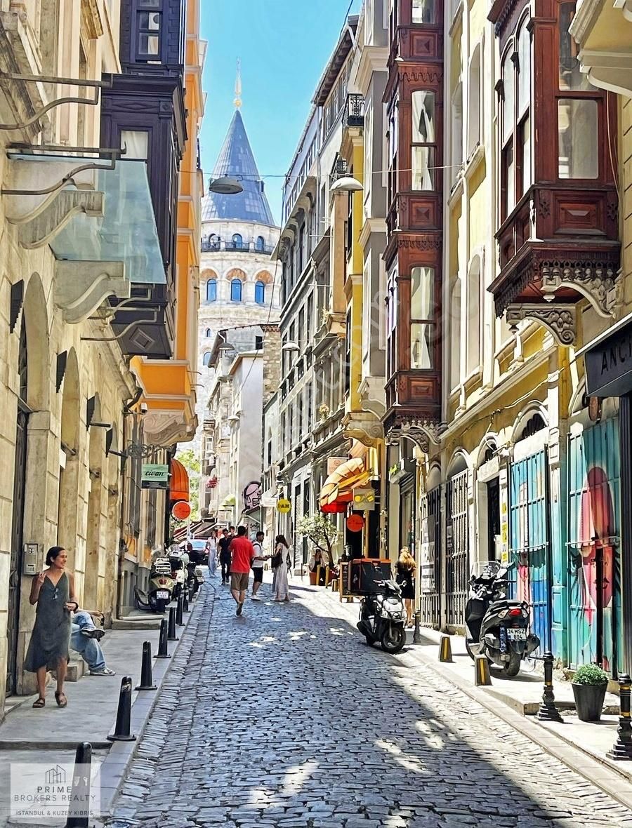 Galata Serdar-ı Ekrem'de Şerefiyesi Yüksek Kiralık Dükkan/mağaza