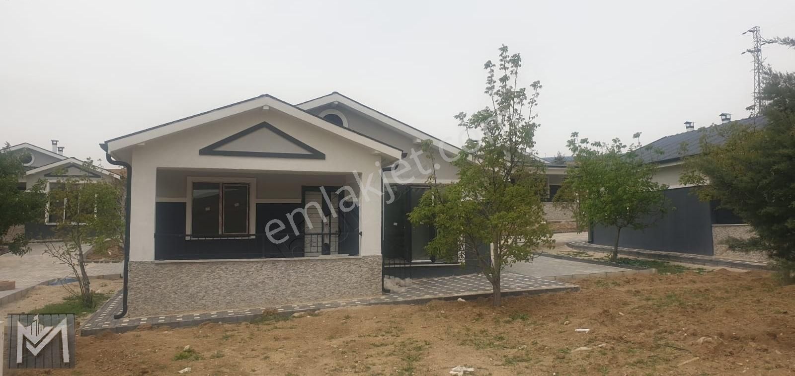 Asfalt Yola Cephe 1+1 Ve 2+1 Betonarme 400m² Bahçeli Evler!