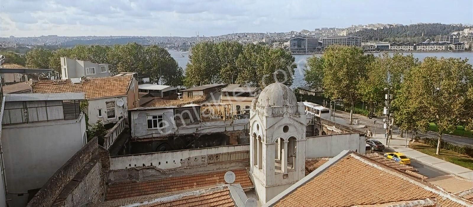 Deniz Manzaralı, Geniş Balkonlu, Eşyalı Kiralık Daire.