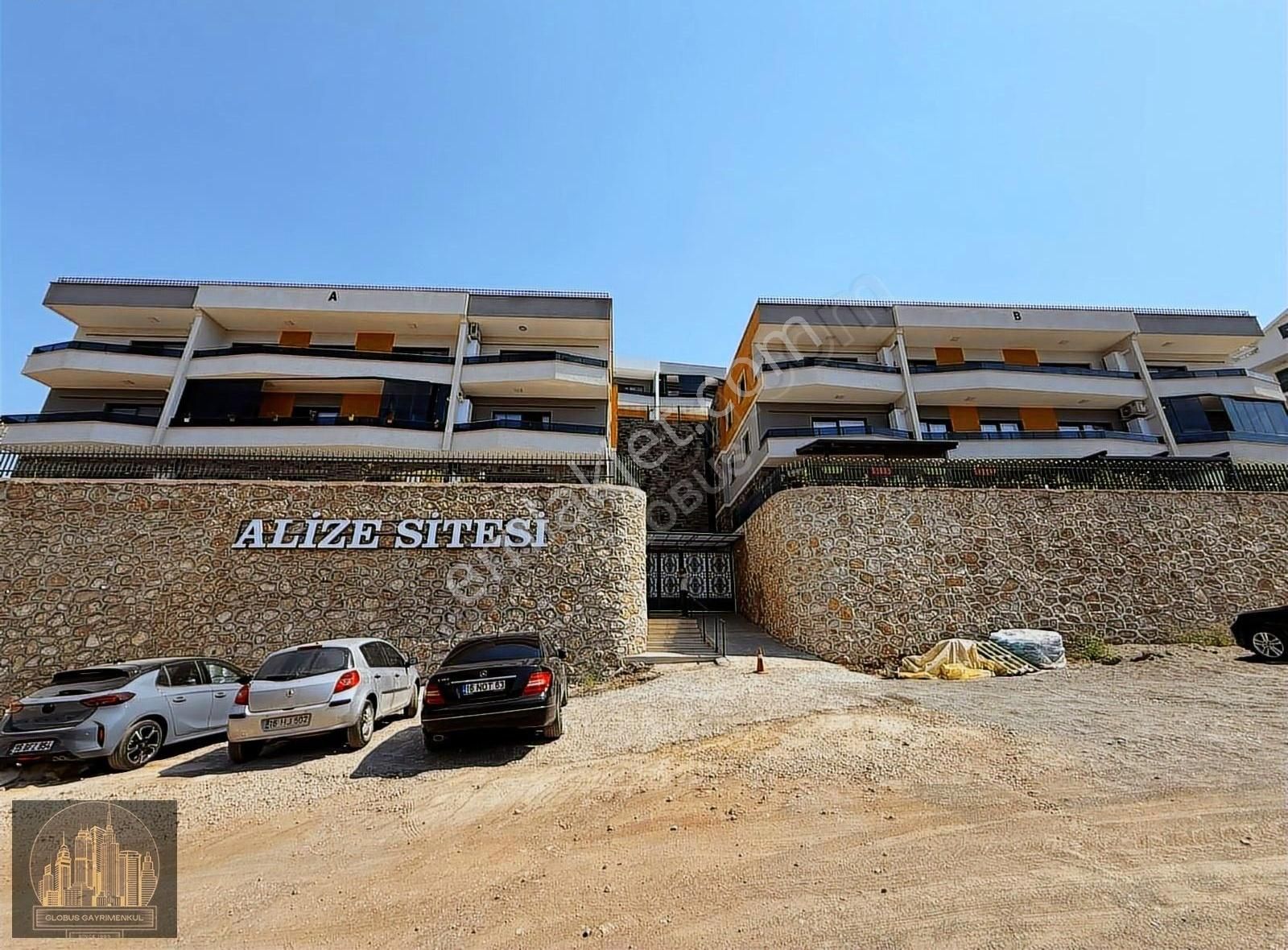 Gemlik'te Denize Nazır Havuzlu 2+1 Yüksek Giriş Daire