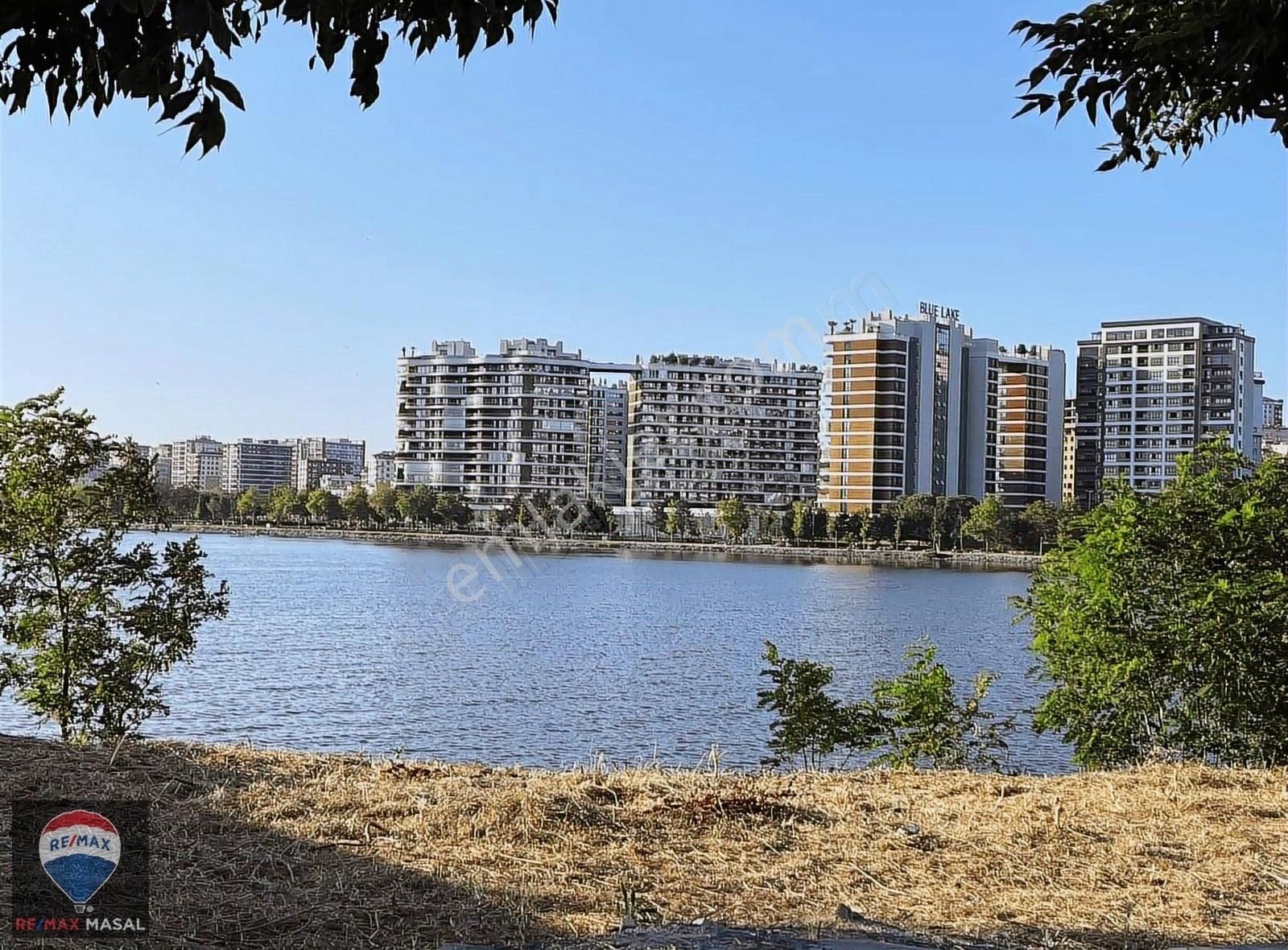 Küçükçekmece Blue Lake Sitesinde Kiralık 3.5+1 Bahçe Dubleks