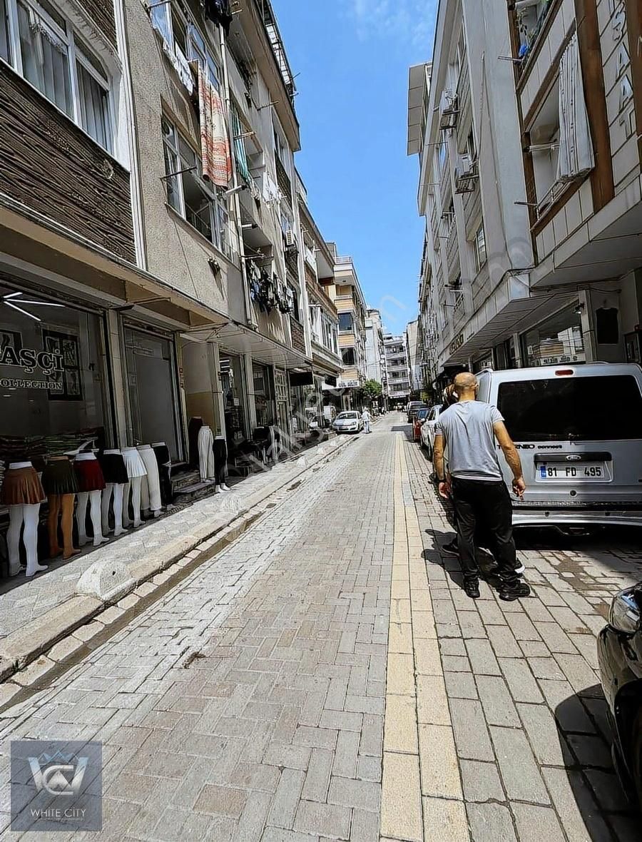 Beştelsiz De, Piyasanın İçinde Satılık Mağaza